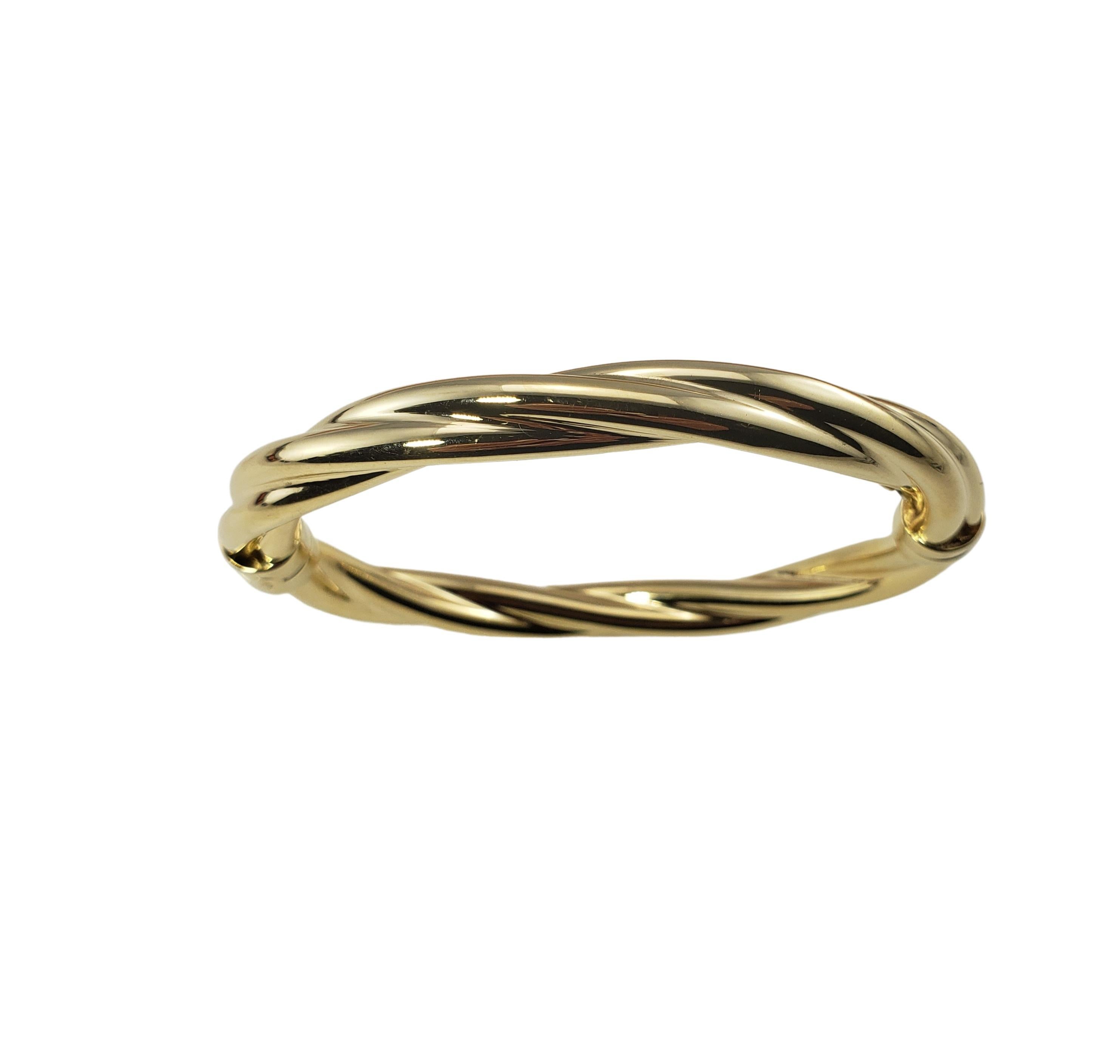 14 Karat Gelbgold Twist Scharnier Armreif-

Dieser atemberaubende Armreif mit Scharnier ist aus wunderschönem 14-karätigem Gelbgold gefertigt.  Breite:  6.5 mm.

*Leichte Delle auf der Innenseite, die beim Tragen nicht sichtbar ist.

Größe: 6,75