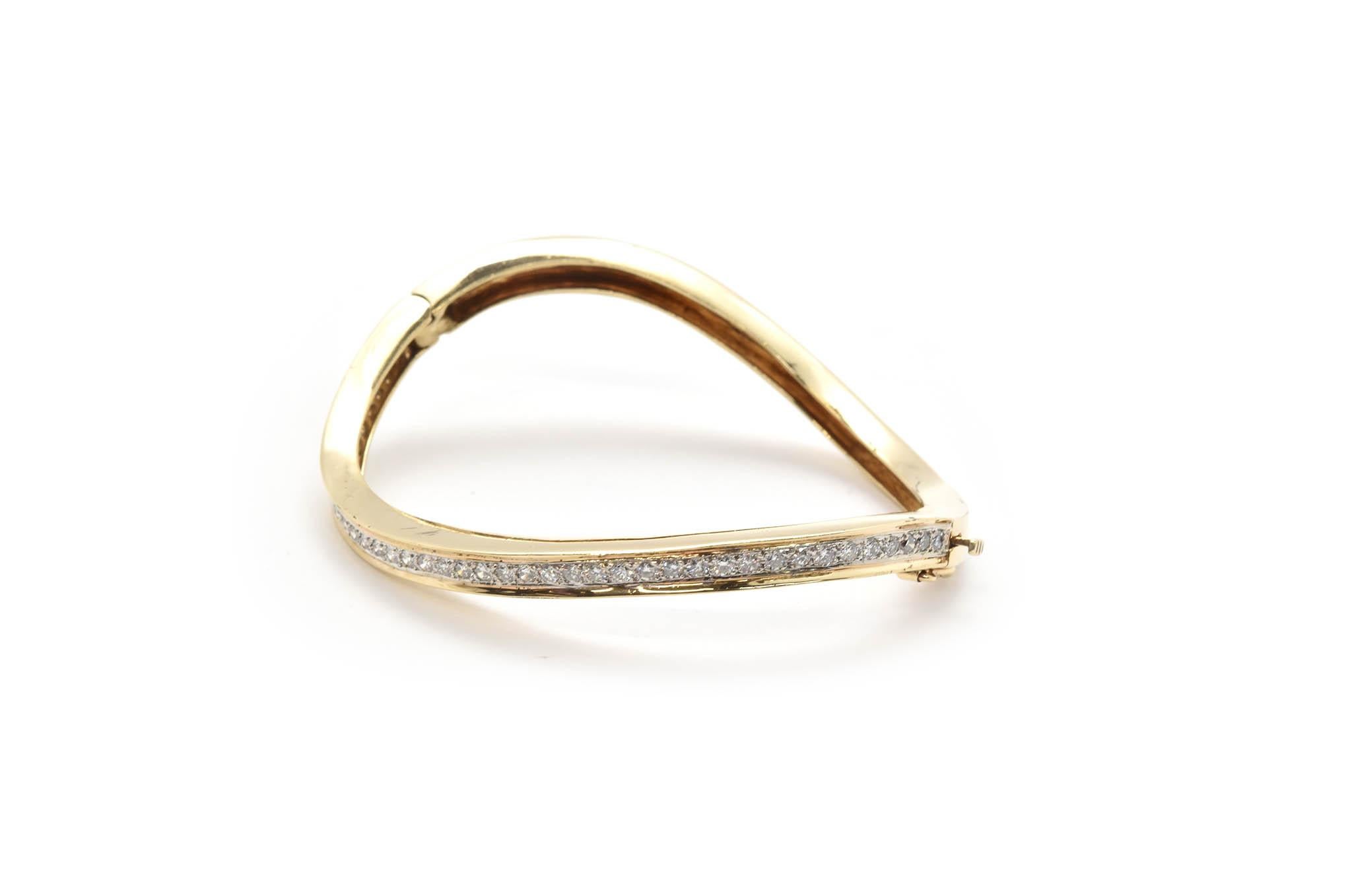 Modern 14 Karat Yellow Gold Twisted 1.68 Carat Diamond Hinged Bangle Bracelet