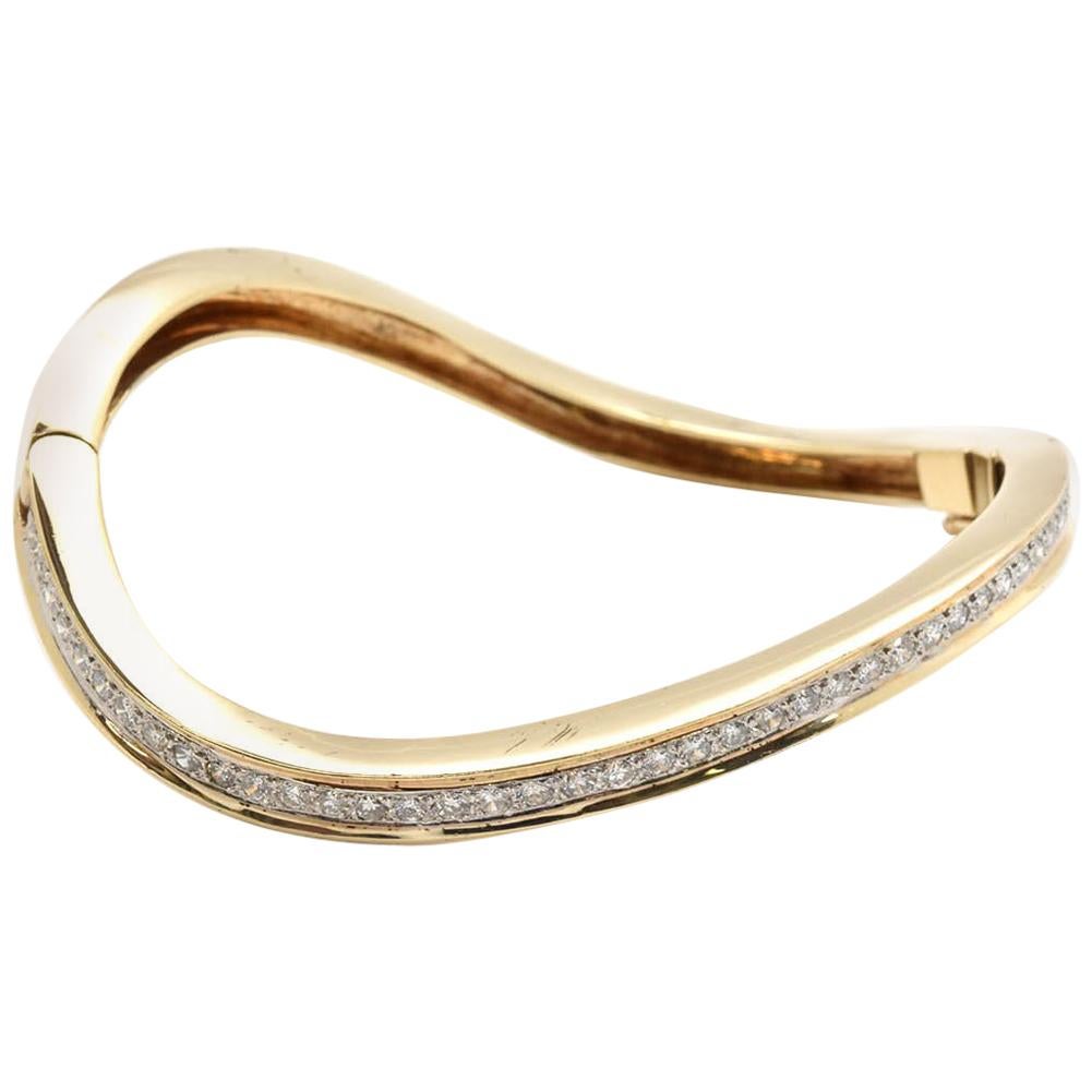 14 Karat Yellow Gold Twisted 1.68 Carat Diamond Hinged Bangle Bracelet