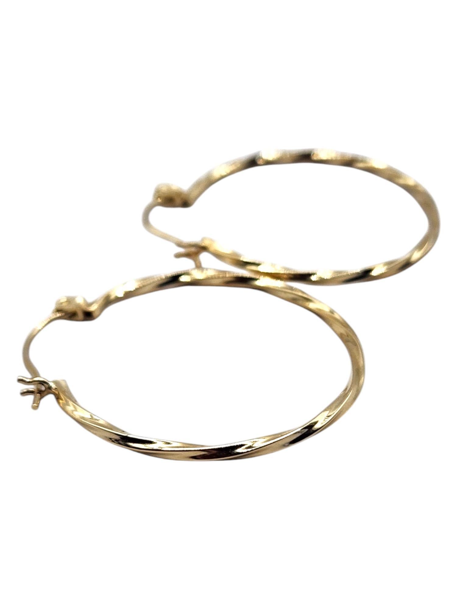14 Karat Yellow Gold Twisted Circle Hoop Earrings

These beautiful circle hoop earrings are in a gorgeous twisted design and crafted from 14K yellow gold!

Size: 33.44mm X 28.45mm X 1.65mm

Weight: 1.64 g/ 1.06 dwt

Hallmark: OR 14K

Very good