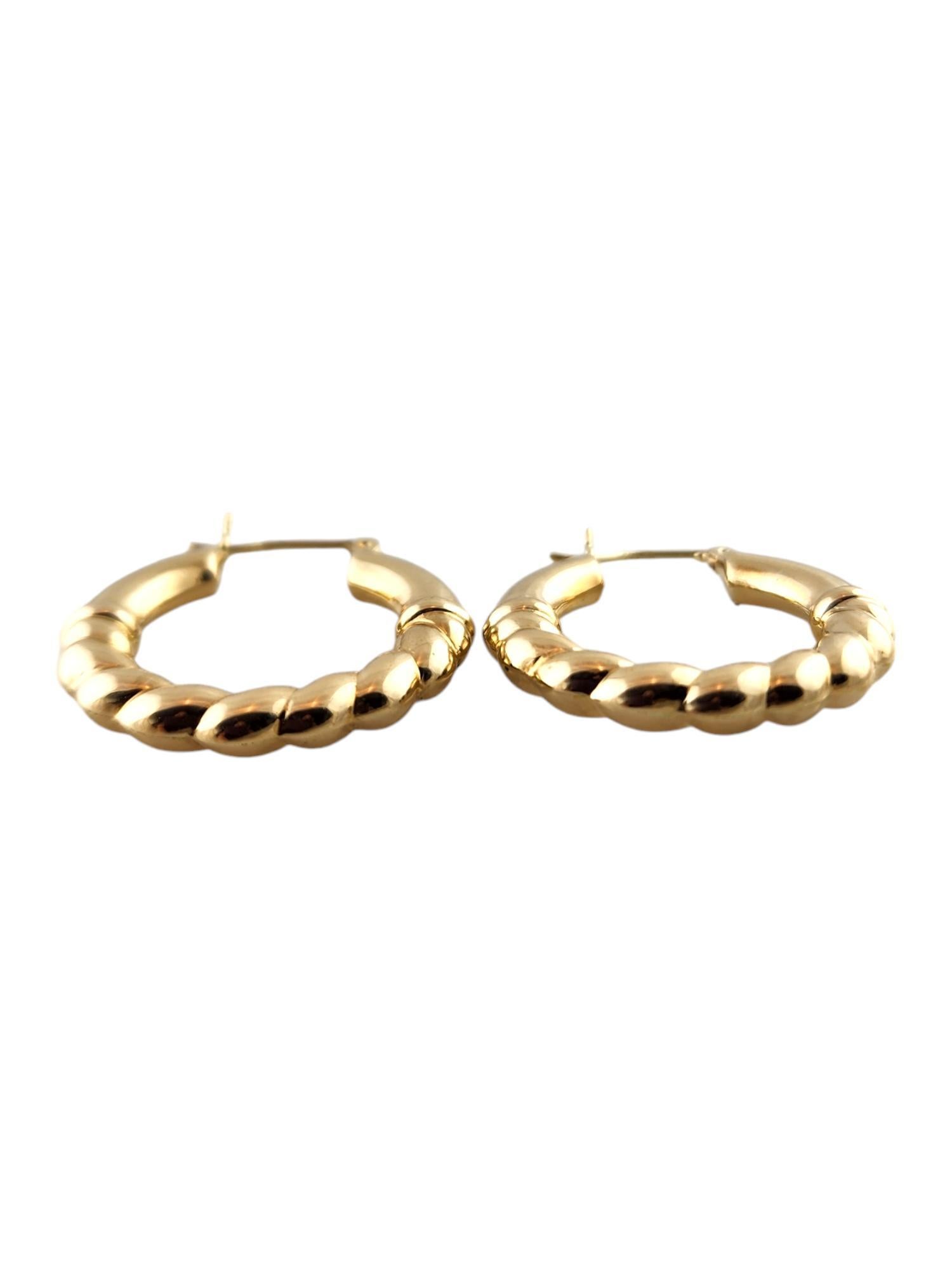 14 Karat Yellow Gold Twisted Gold Hoop Earrings

These beautiful 14K yellow gold twisted hoops are going to look gorgeous on anyone!

Diameter: 25.0mm
Width: 4.55mm

Weight: 2.87 g/ 1.84 dwt

Hallmark: 585

Very good condition, professionally