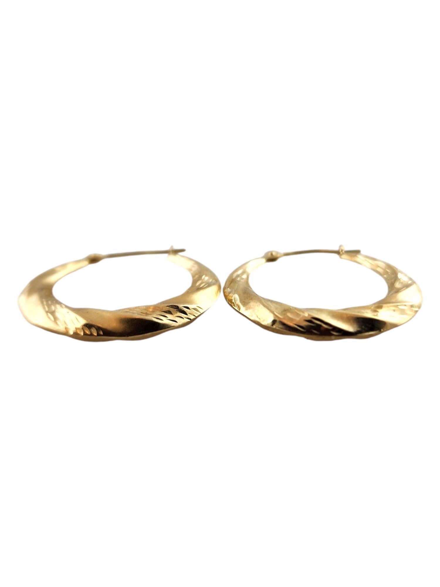 14 Karat Yellow Gold Twisted Hoop Earrings

This beautiful set of hoops were meticulously crafted from 14K yellow gold in a twisted pattern!

Diameter: 25.15mm
Width: 3.5mm

Weight: 1.62 g/ 1.04 dwt

Hallmark: 14 Kt JCM

Very good condition,