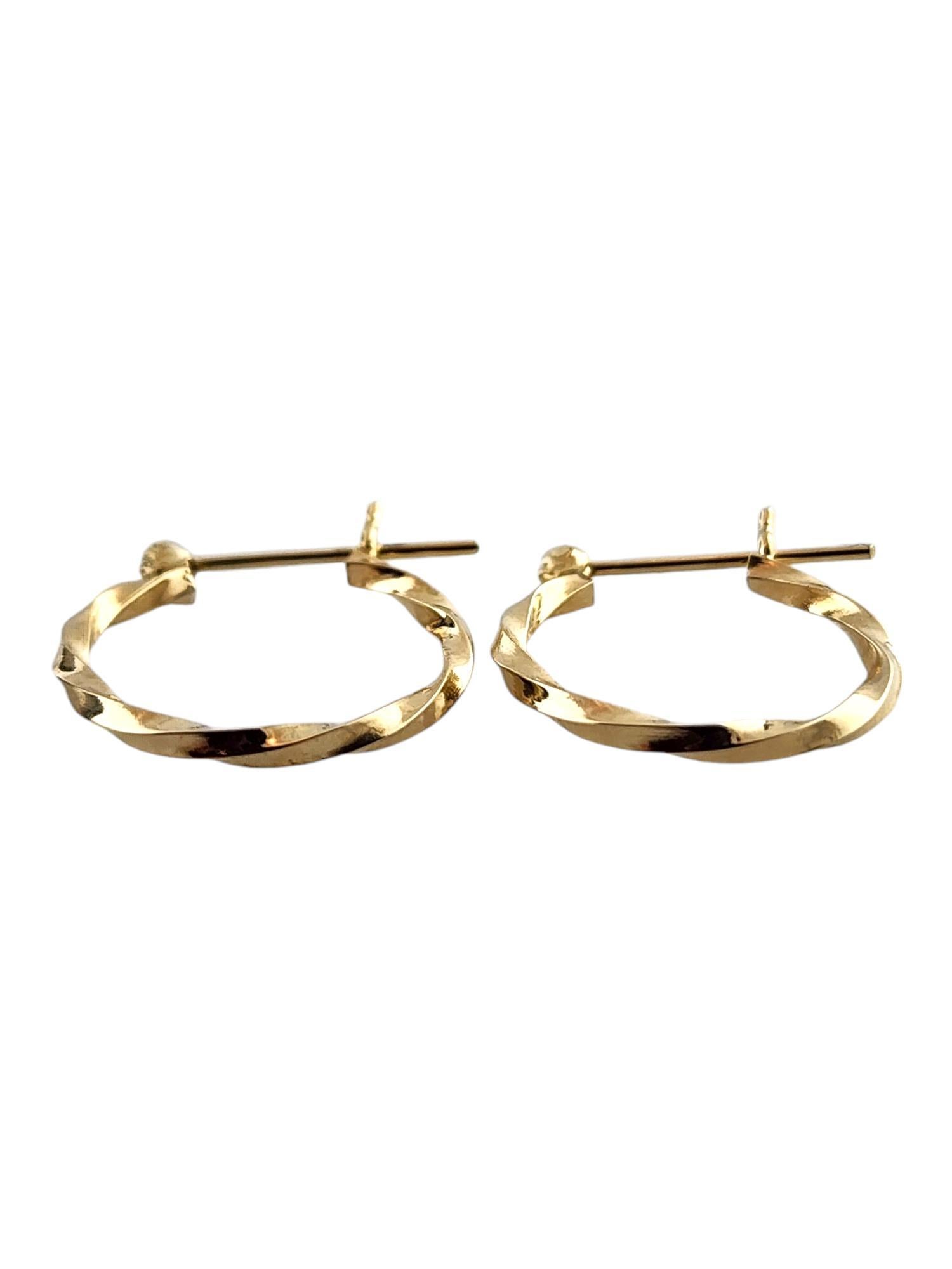 14 Karat Yellow Gold Twisted Hoop Earrings

These gorgeous, twisted hoops were meticulously crafted from 14K yellow gold that will look amazing on you!

Diameter: 7.0mm
Width: 1.75mm

Weight: 1.11 g/ 0.72 dwt

Hallmark: 14K

Very good condition,