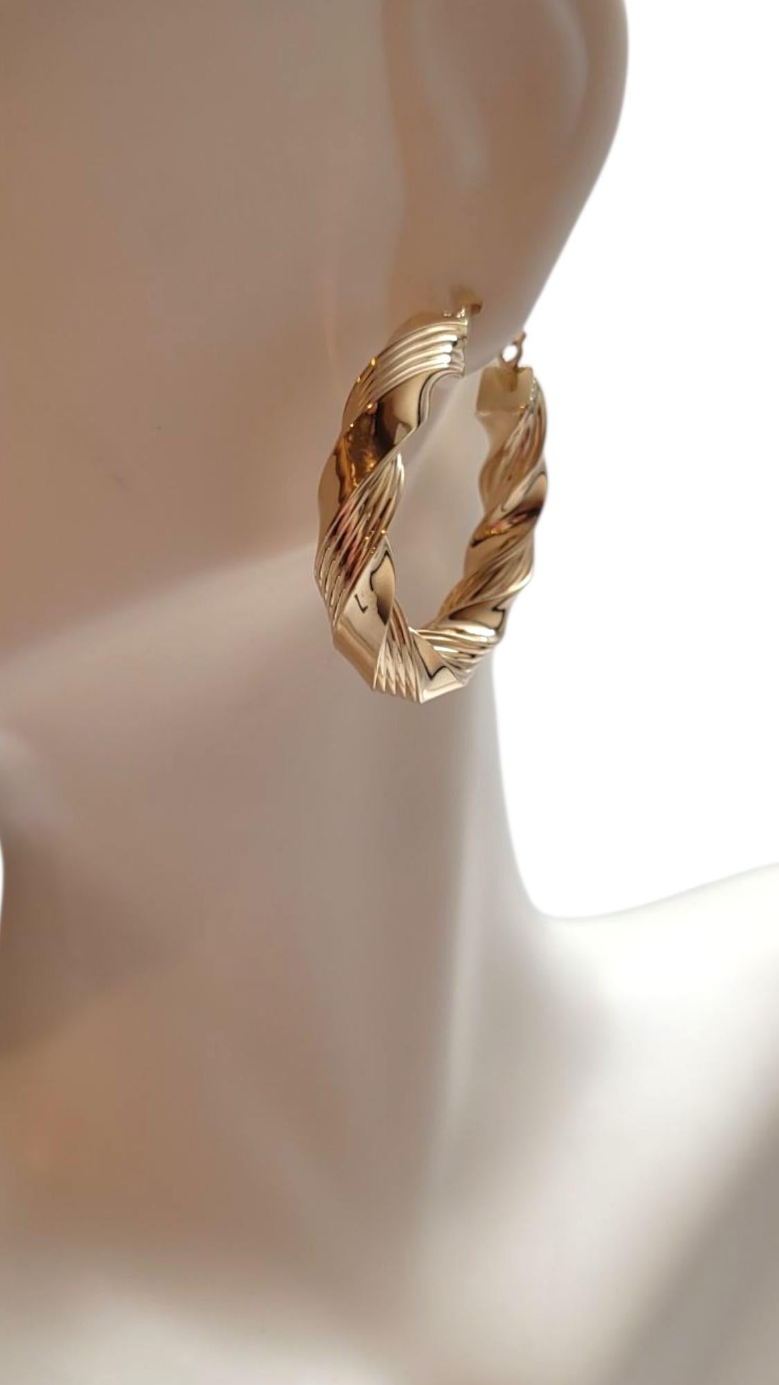 14 Karat Yellow Gold Twisted Hoop Earrings #21934 in vendita 2