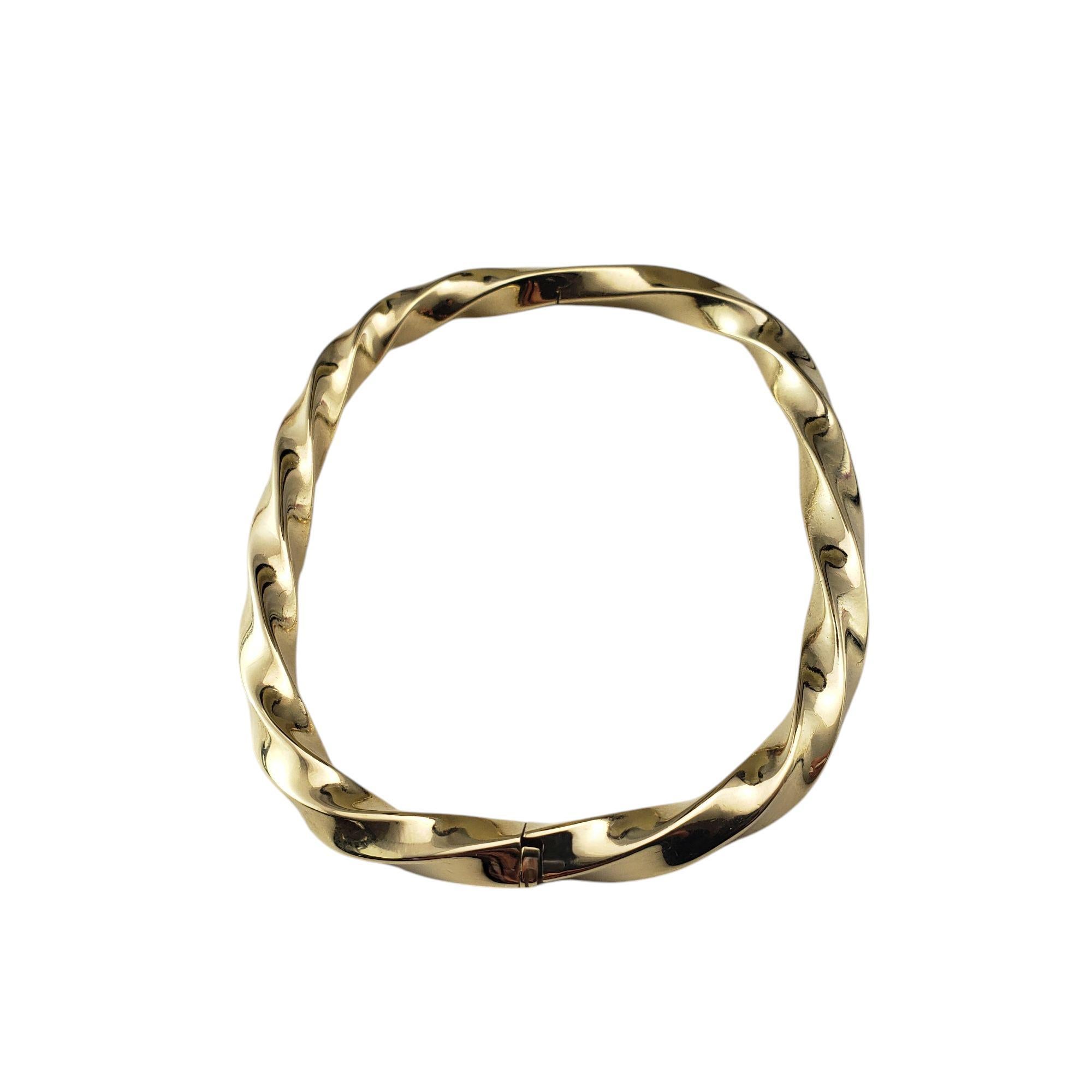 Bracelet carré torsadé en or jaune 14 carats

Cet élégant bracelet carré torsadé à charnière est réalisé en or jaune 14 carats aux détails magnifiques.

Largeur : 5 mm.

Taille : S'adapte à une taille de bracelet de 7.25