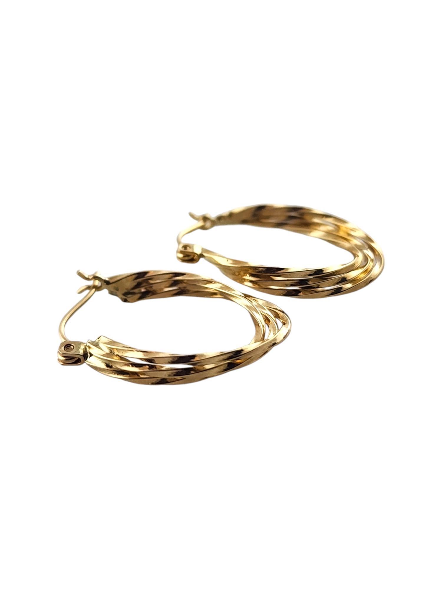 Orecchini a cerchio ovale tripli ritorti in oro giallo 14 carati

Questo splendido set di orecchini a cerchio ovali tripli ha un bellissimo motivo a tortiglione ed è realizzato in oro giallo 14 carati!

Dimensioni: 24,75 mm X 17,42 mm X 3,73