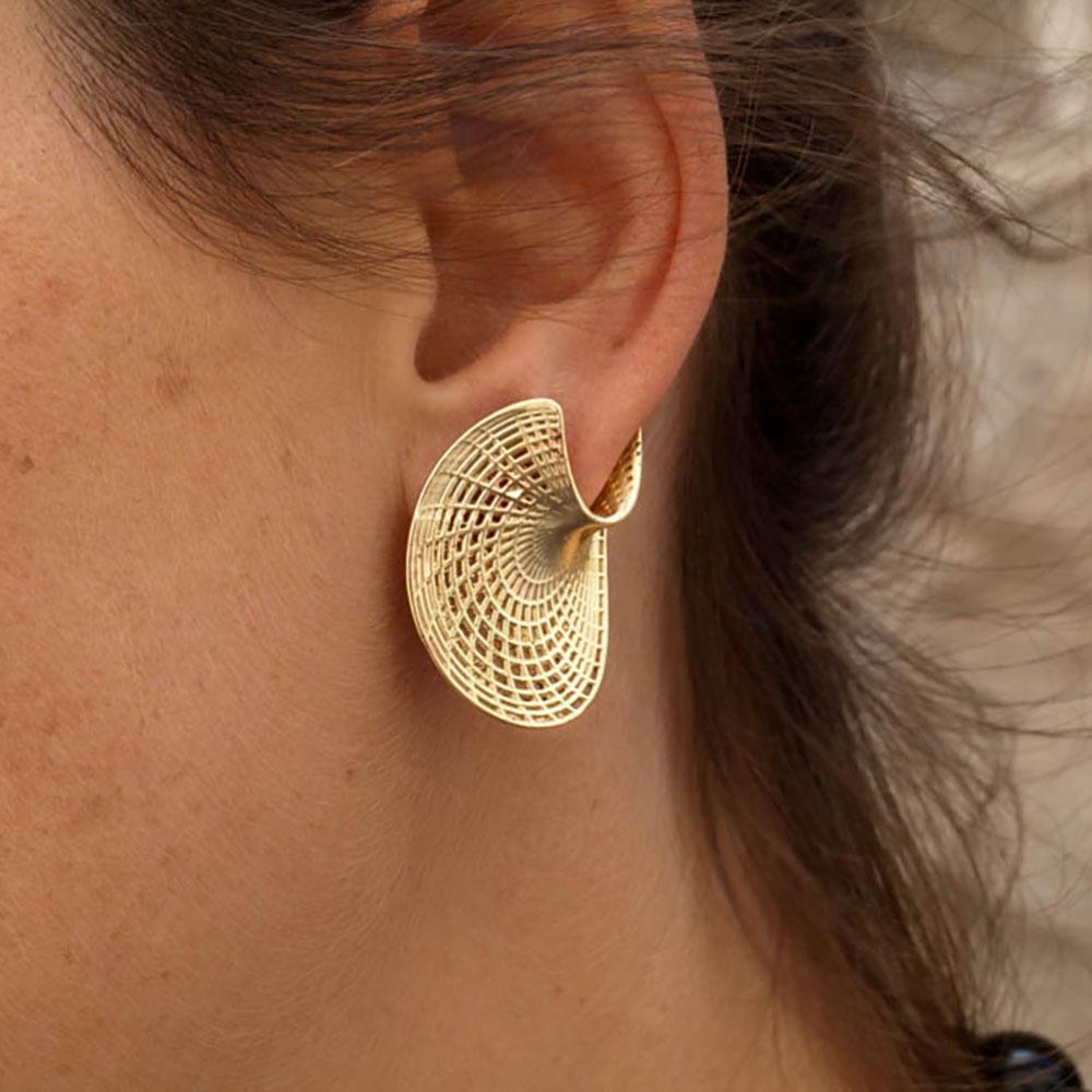Zeitgenössischer Schmuck, Ohrringe aus 14-karätigem Gold, Ohrringe aus Gold, einzigartige 14-karätige Ohrringe, Ohrringe im architektonischen Stil.

Amorphe verdrehte Scheibenohrringe. Diese prächtigen goldenen, länglichen Ohrstecker kombinieren