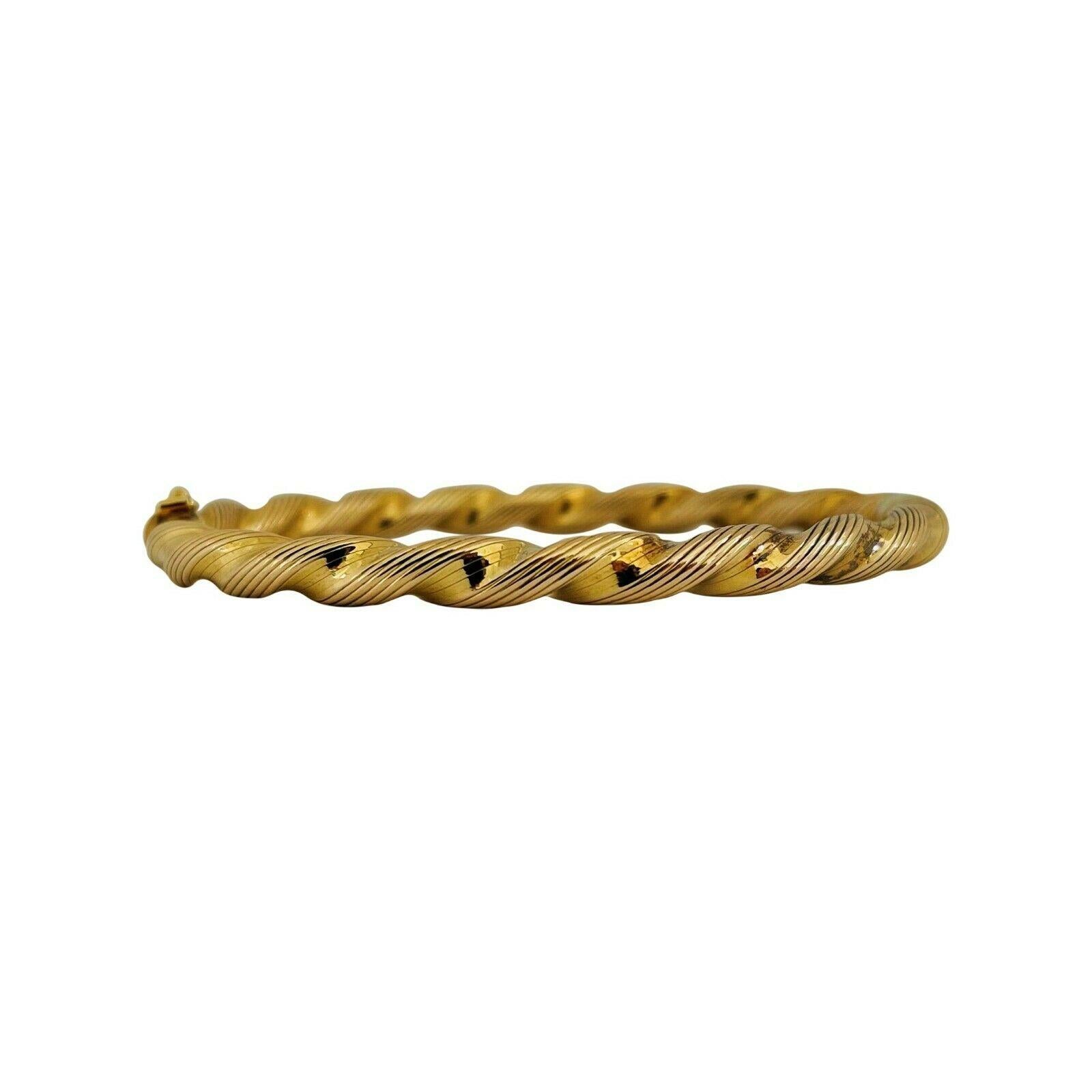 14 Karat Yellow Gold UnoAErre Ribbed Twisted Bangle Bracelet, Italy In Good Condition In Guilford, CT