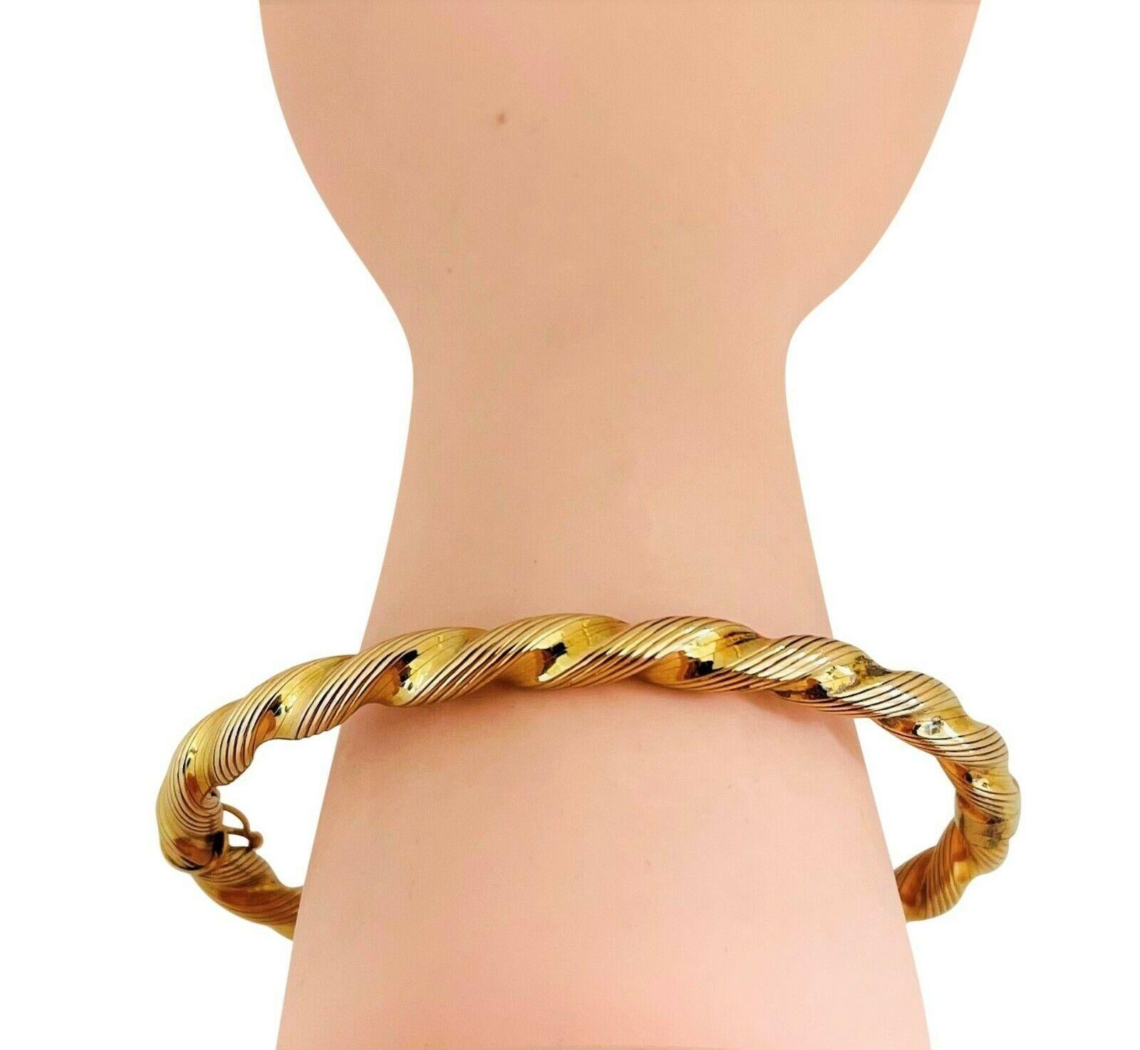 14 Karat Yellow Gold UnoAErre Ribbed Twisted Bangle Bracelet, Italy 3