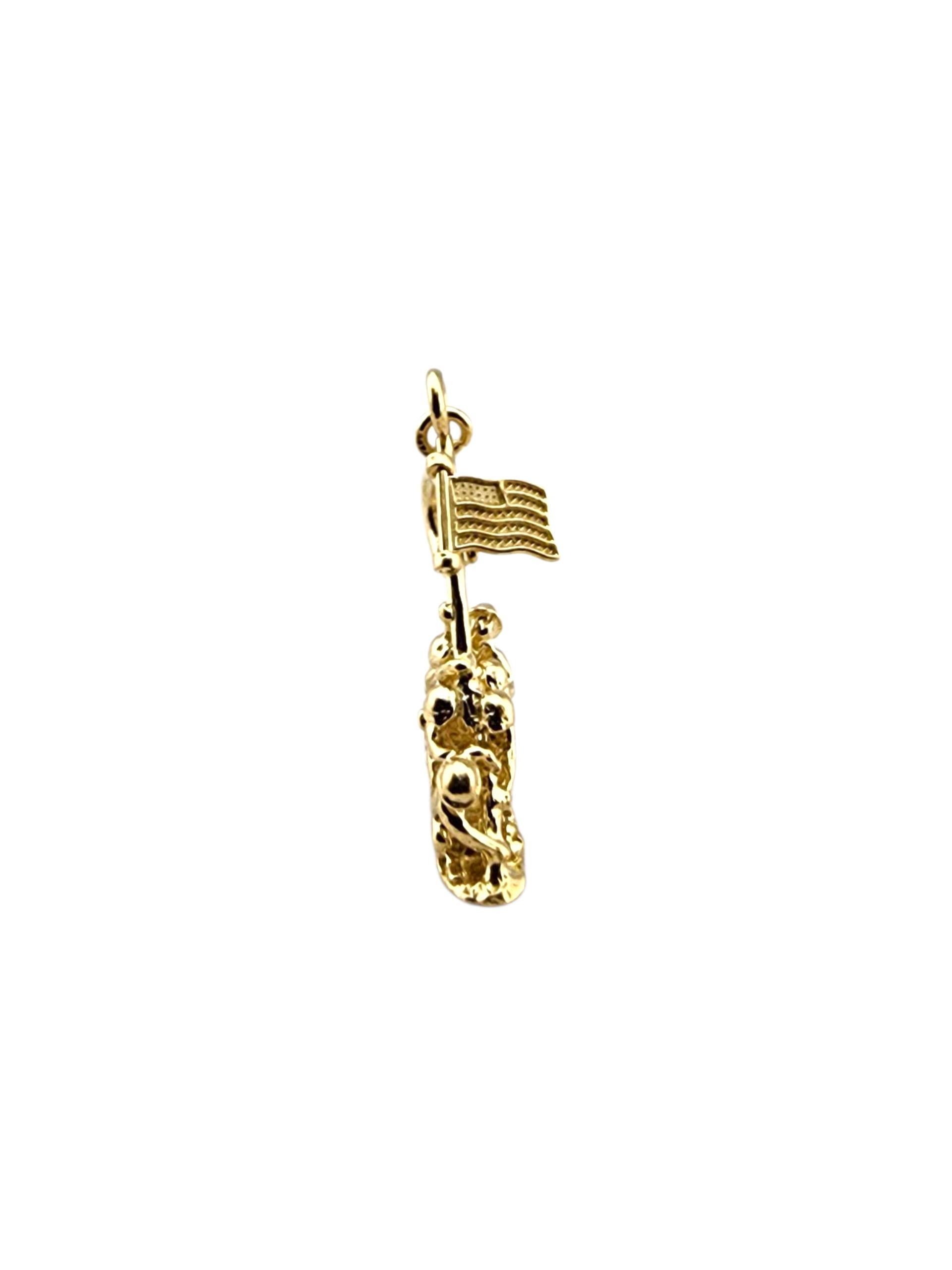 14 Karat Yellow Gold US Marine Crops War Memorial Charm-

Cette breloque en or jaune 14 carats du monument aux morts du corps des Marines des États-Unis représente l'emblématique lever de drapeau de la bataille d'Iwo Jima, un puissant hommage à