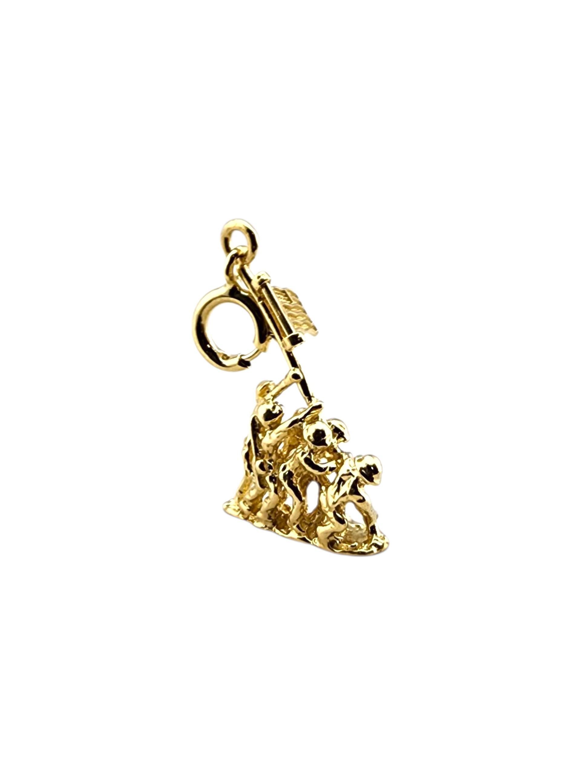 Contemporain 14 Karat Yellow Gold US Marine Crops War Memorial Charm #23294 en vente