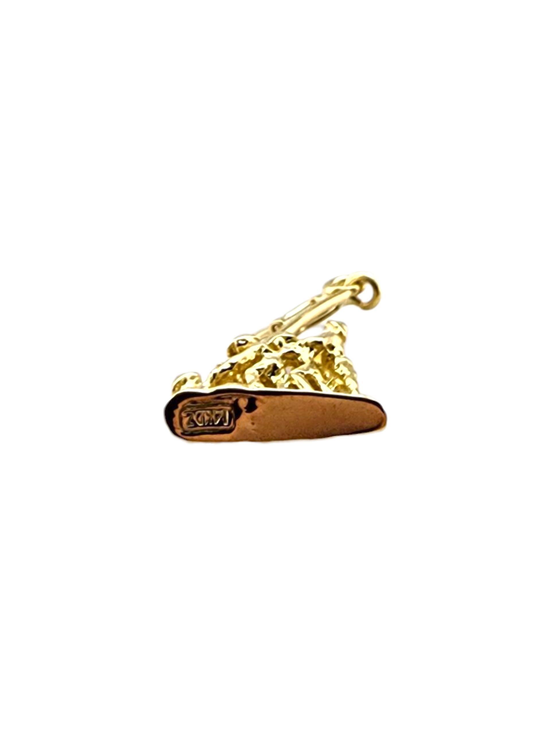 14 Karat Yellow Gold US Marine Crops War Memorial Charm #23294 en vente 1