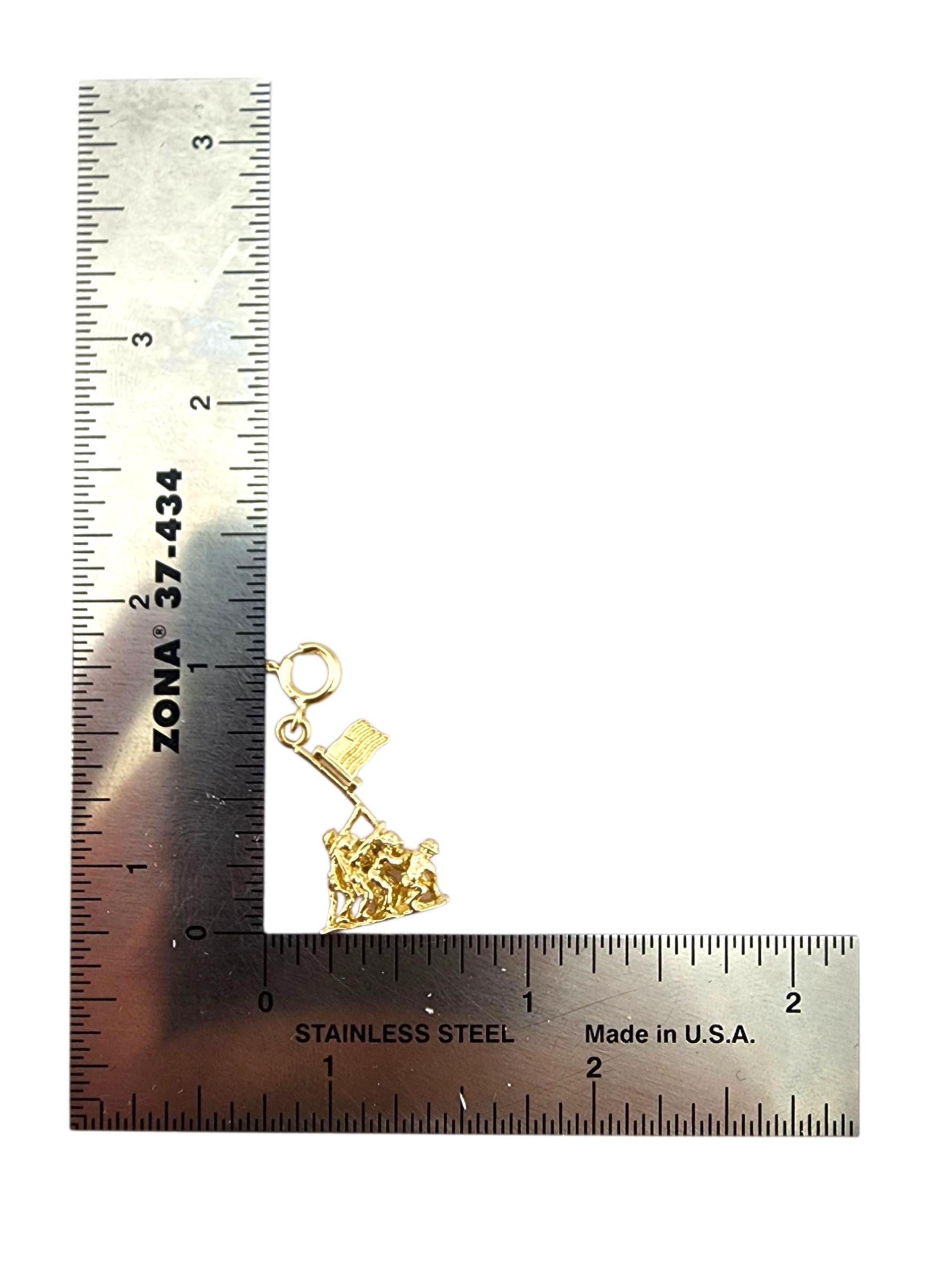 14 Karat Yellow Gold US Marine Crops War Memorial Charm #23294 en vente 3