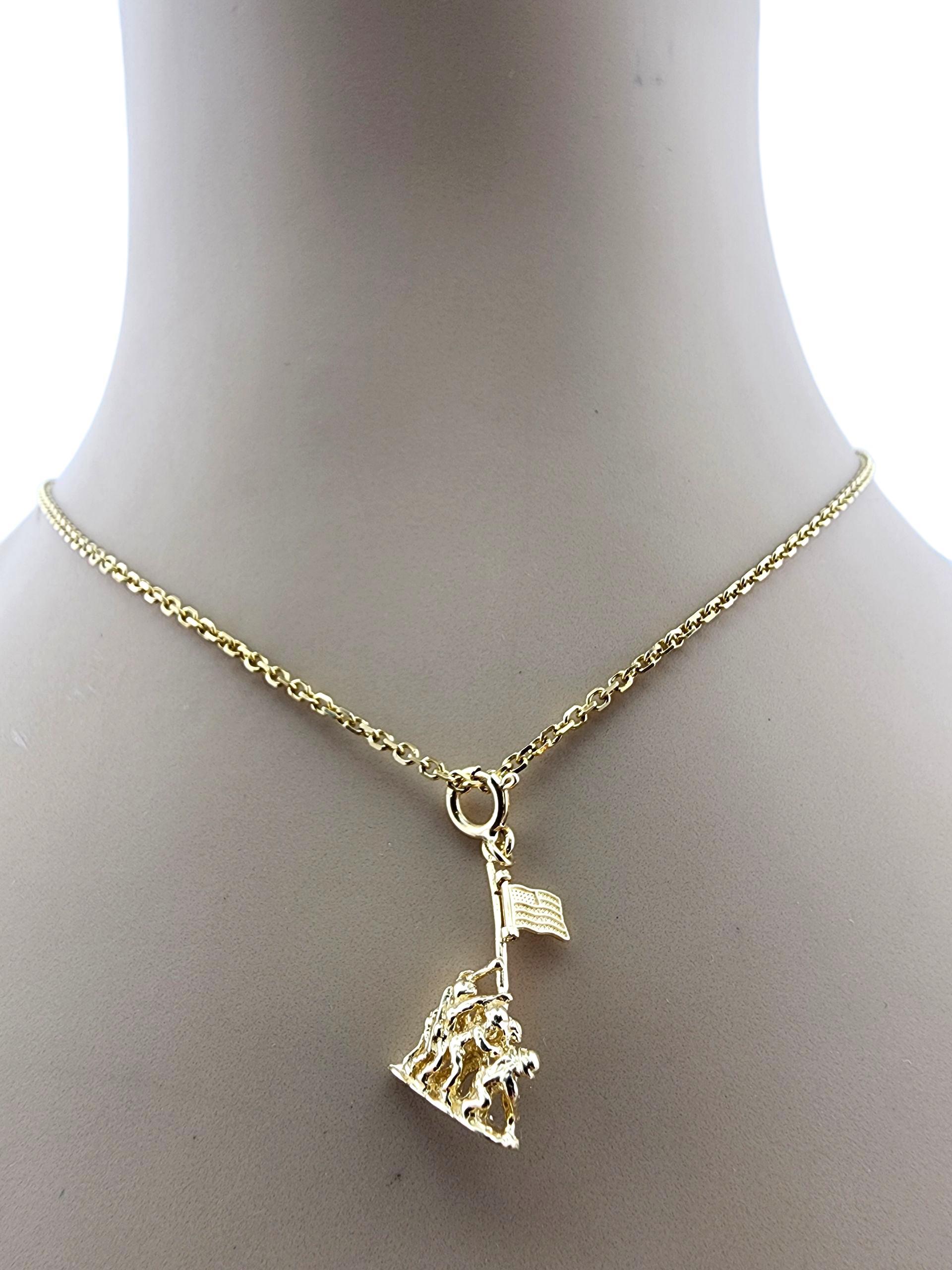 14 Karat Yellow Gold US Marine Crops War Memorial Charm #23294 en vente 4