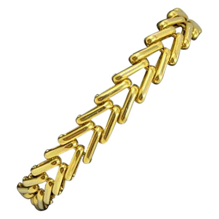 14 Karat Yellow Gold V-Link Bracelet, 14.3 Grams For Sale