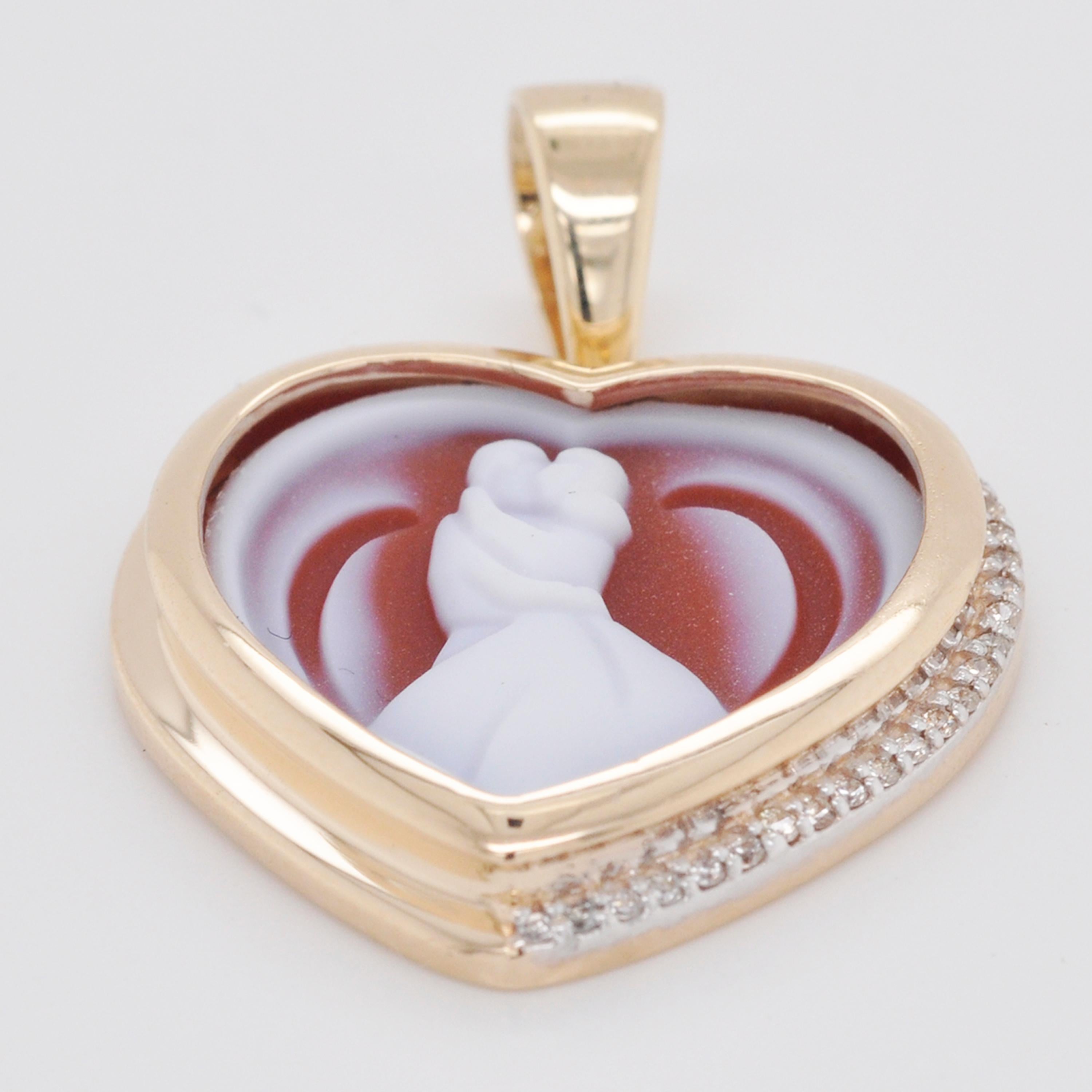Pendentif Valentine en or jaune 14 carats avec camée à deux agates et diamants sculptés Pour femmes en vente
