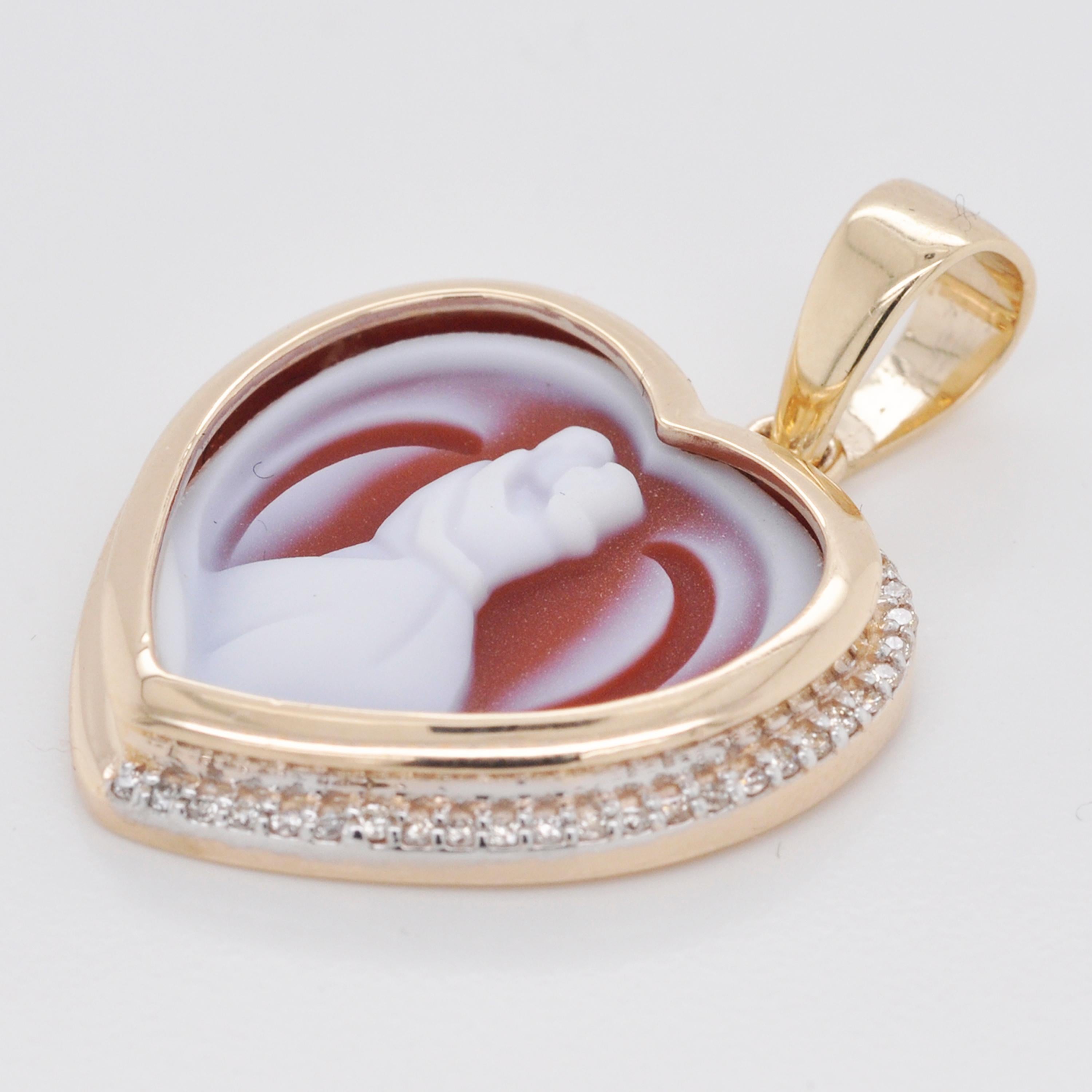 14 Karat Yellow Gold Valentine Couple Agate Cameo Carving Diamond Pendant For Sale 2