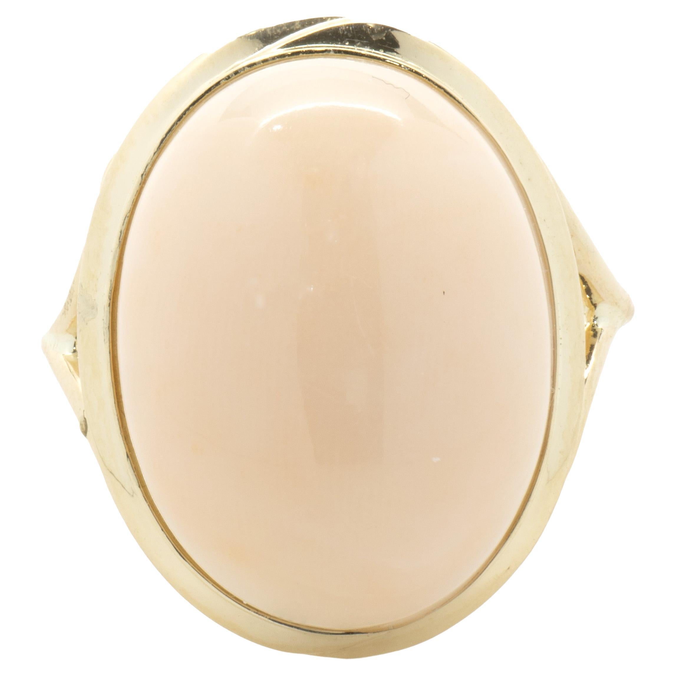 Bague vintage en or jaune 14 carats et corail peau d'angle