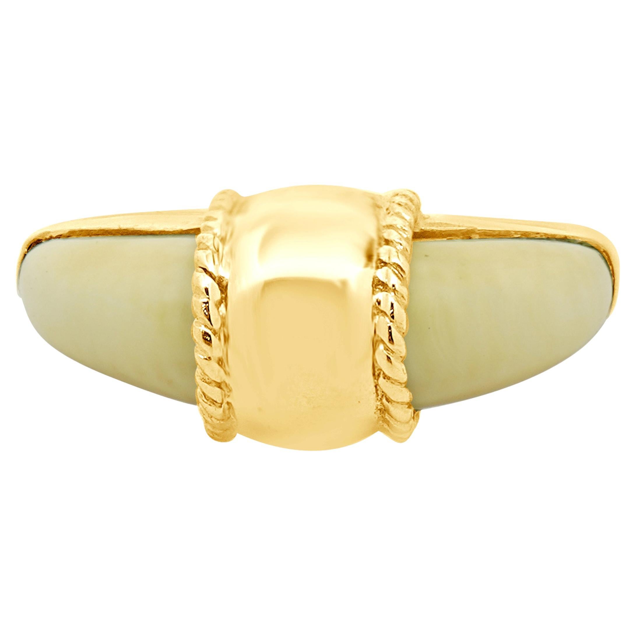 Bague en or jaune 14 carats os vintage en vente