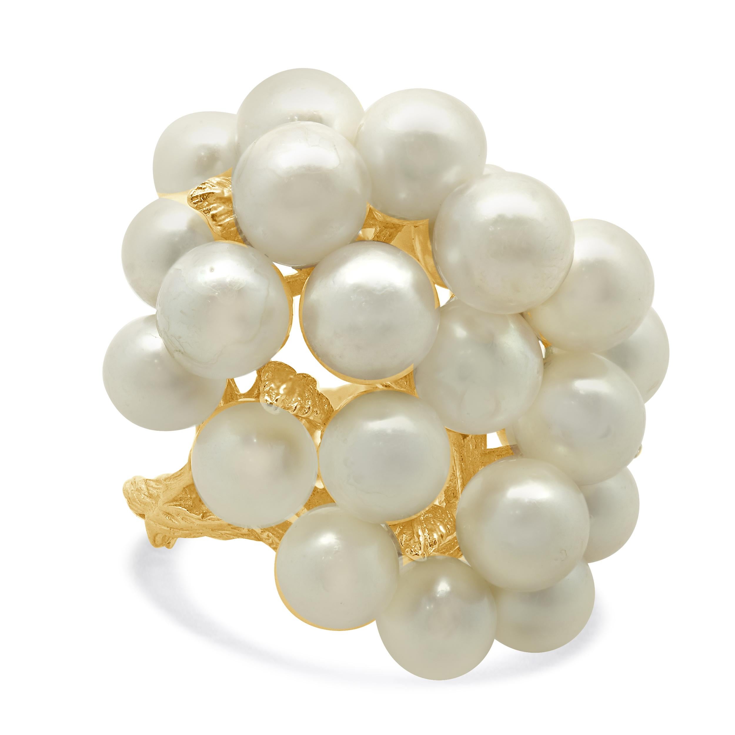 14 Karat Yellow Gold Vintage Pearl Cluster Ring (Perle) im Angebot