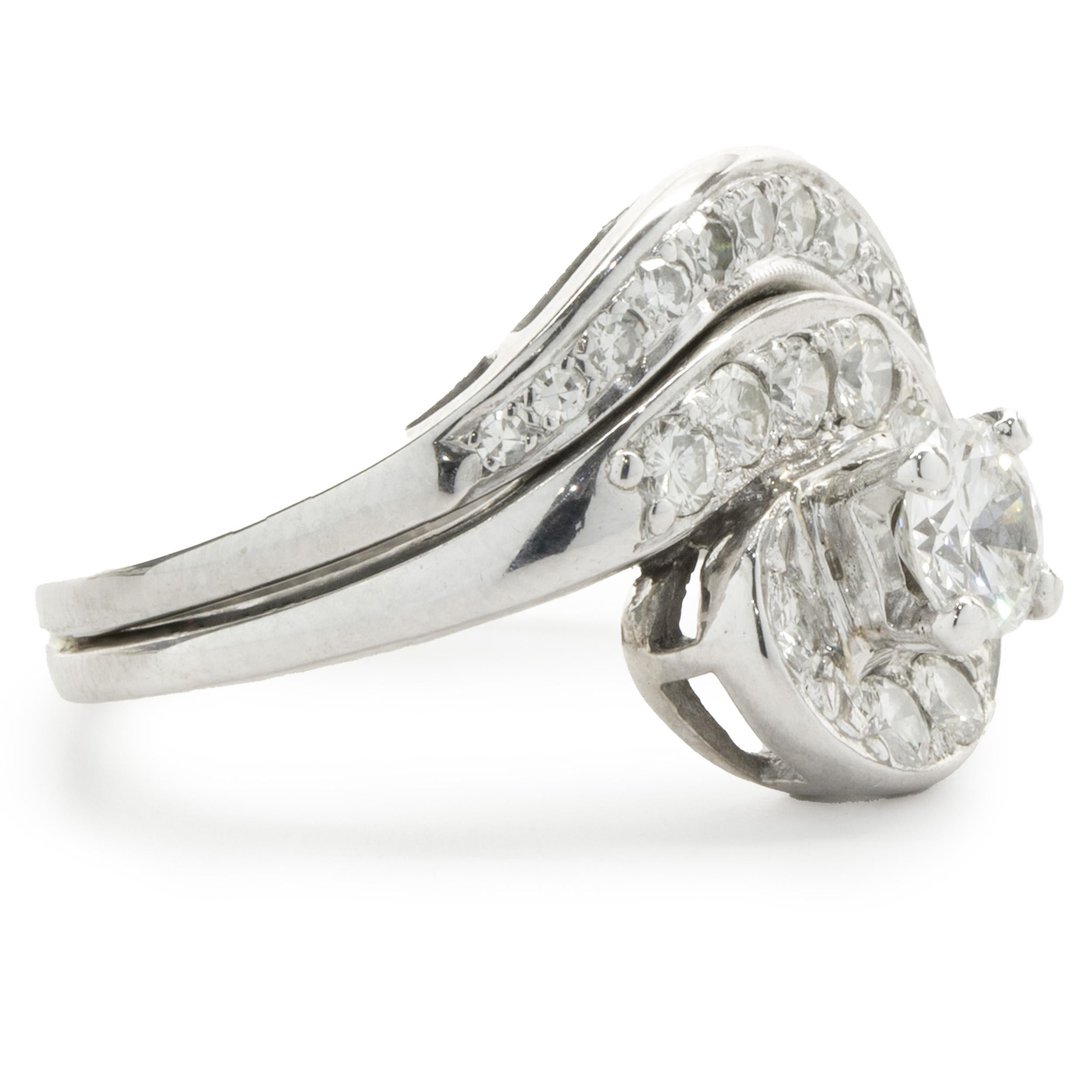 Designer: Benutzerdefiniert
MATERIAL: 14K Weißgold
Diamant: 1 runder Brillantschliff = 0,70ct
Farbe: G
Klarheit: VS2
Diamant: 19 runde Diamanten im Brillantschliff = 1,00ct
Farbe: H
Klarheit: VS1
Abmessungen: Die Ringspitze ist 17.5 mm