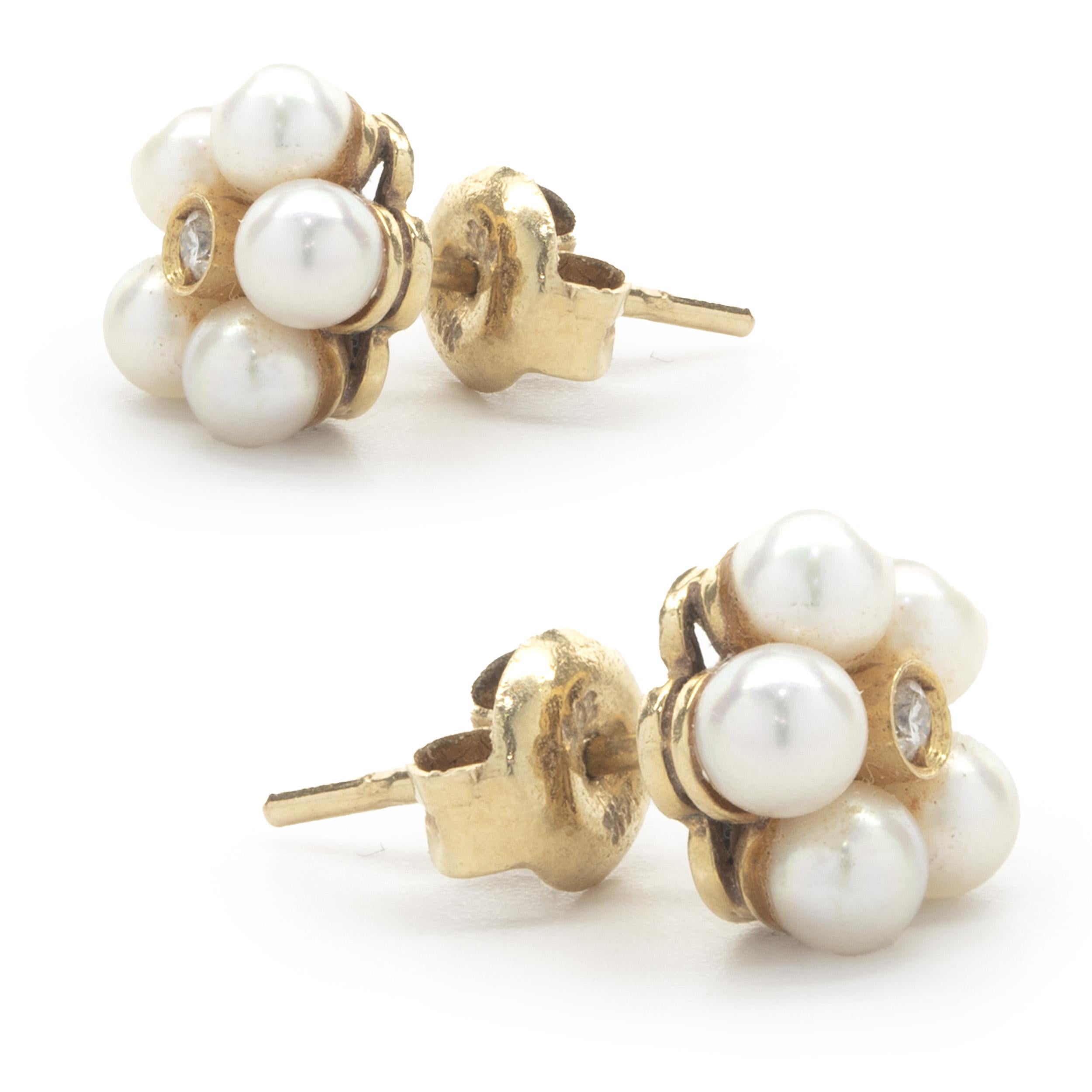 Designer: individuell gestaltet
MATERIAL: 14K Gelbgold
Diamanten: 2 runde Diamanten im Brillantschliff = 0,02cttw
Farbe: H
Klarheit: SI1
Abmessungen: Ohrringe messen 8 mm
Gewicht: 1.58 Gramm