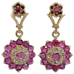 Boucles d'oreilles en or jaune 14 carats de style vintage avec double halo de diamants et rubis