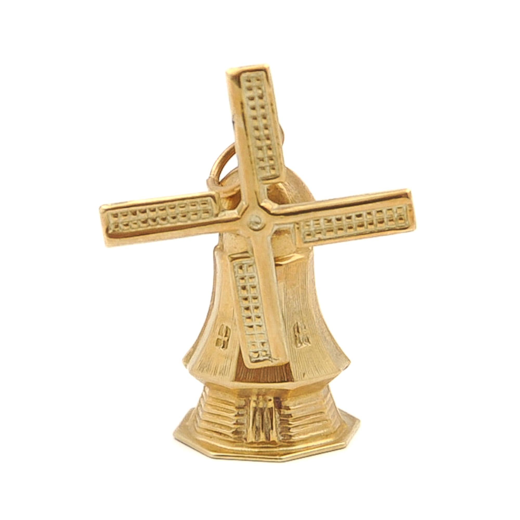 A beautiful large three-dimensional Dutch windmill charm pendant. The octagon windmill is made in 14 karat gold and is nicely detailed with horizontal 'beams' on the hull and windows on the attic floors. The blades of the windmill are movable and