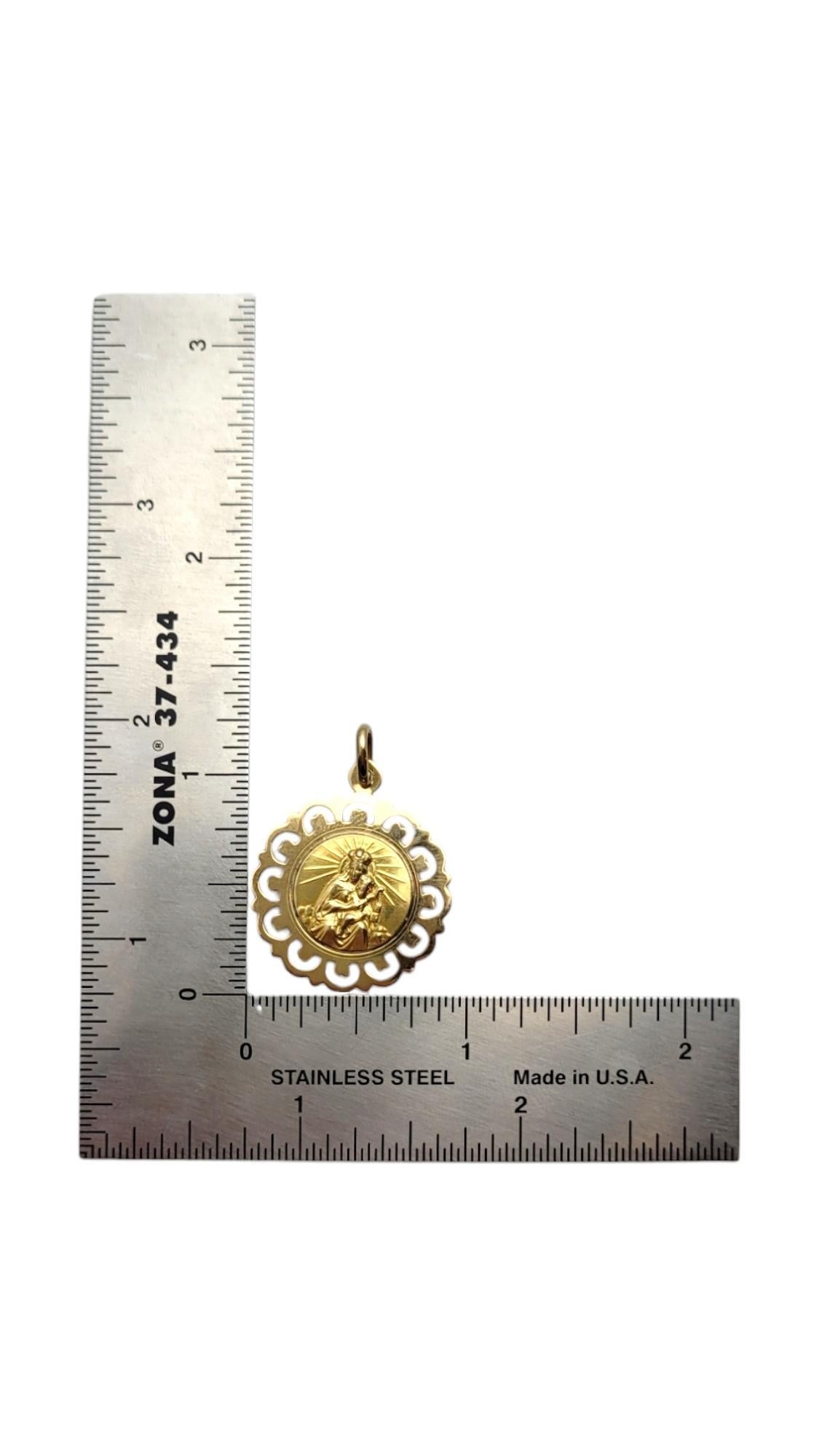 14 Karat Yellow Gold Virgin Mary Scalloped Pendant #20911 For Sale 4