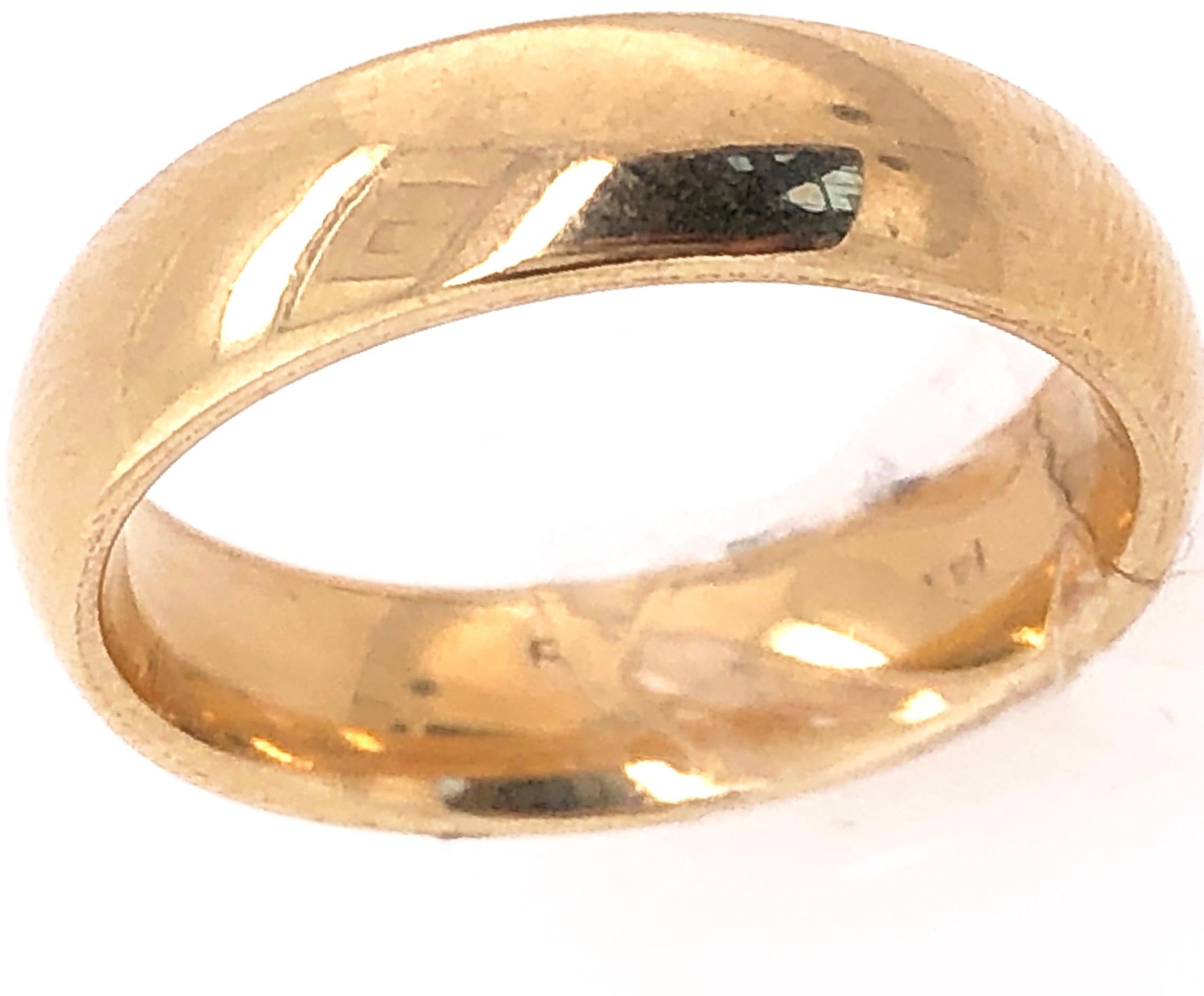 bague de mariage/anneau en or jaune 14 carats.
Taille 6 
5.3 grammes Poids total.