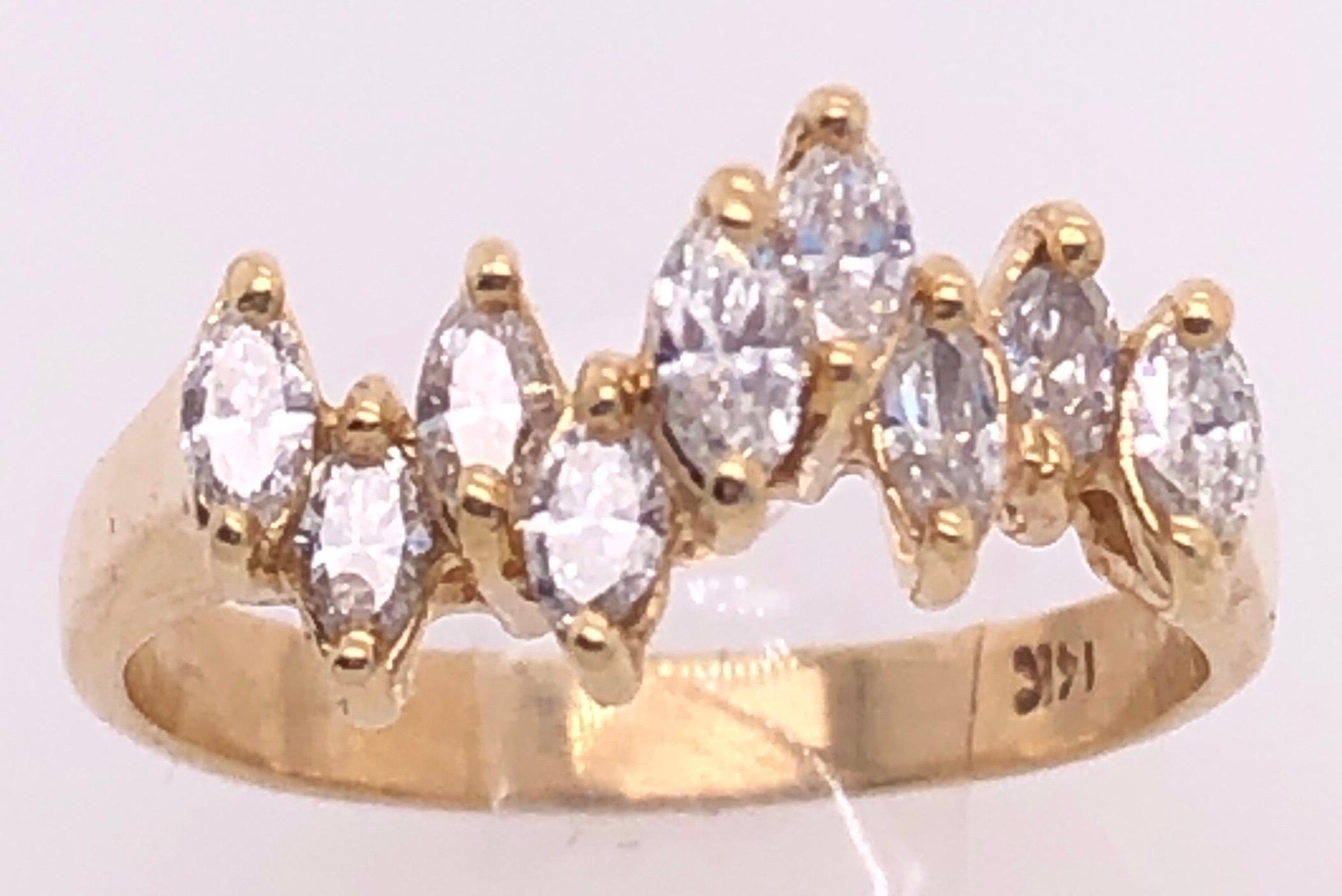Moderno Anello nuziale in oro giallo 14 carati con diamanti marquise in vendita
