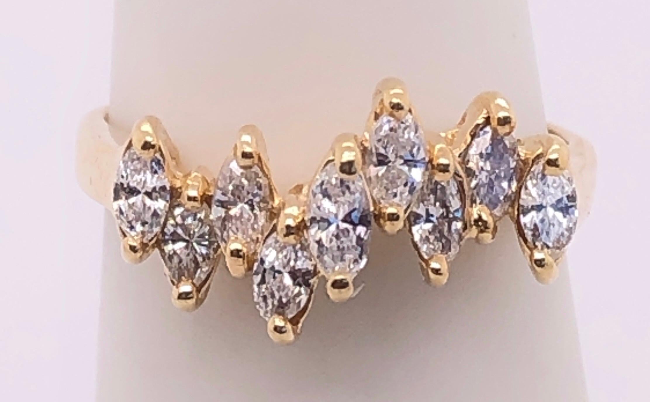 14 Karat Gelbgold Hochzeitsring mit Marquise-Diamanten im Zustand „Gut“ im Angebot in Stamford, CT