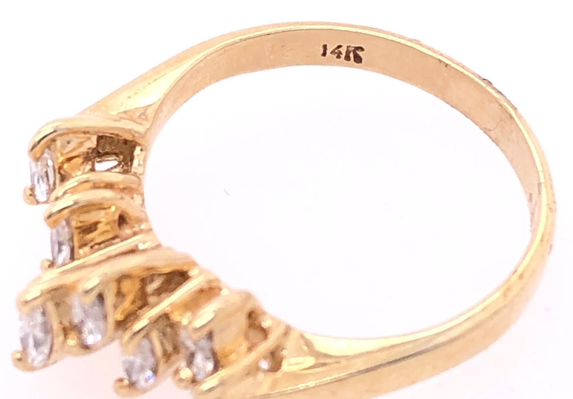 14 Karat Gelbgold Hochzeitsring mit Marquise-Diamanten im Angebot 2