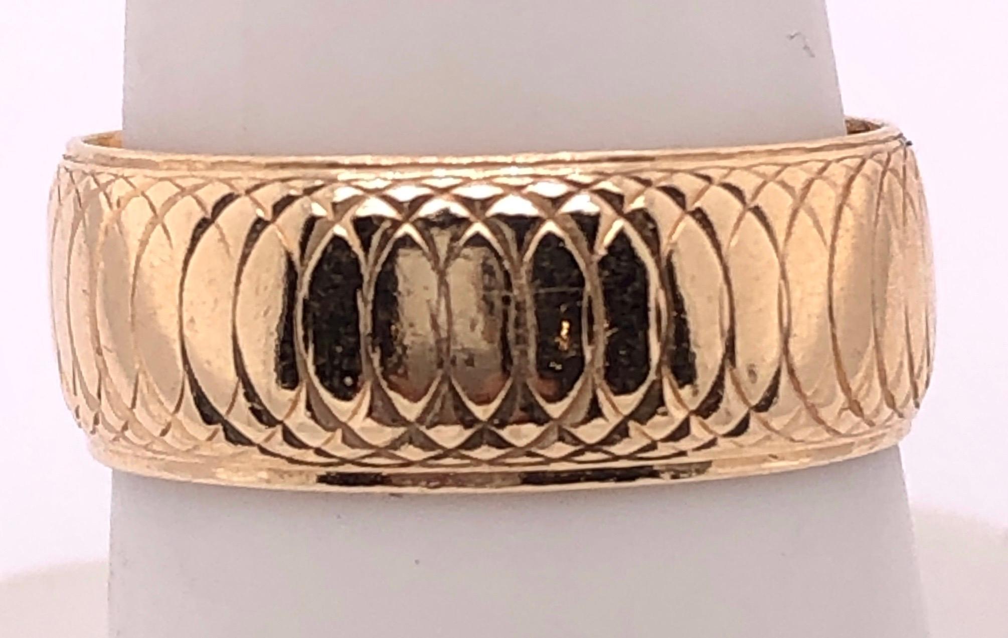 14 Karat Yellow Gold Wedding Ring/Band Size 8.
5.1 grams total weight.
