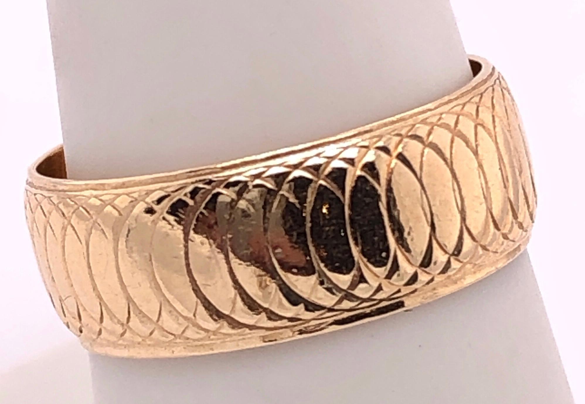 14 Karat Yellow Gold Wedding Ring / Bridal Band Swirl Design In Good Condition In Stamford, CT