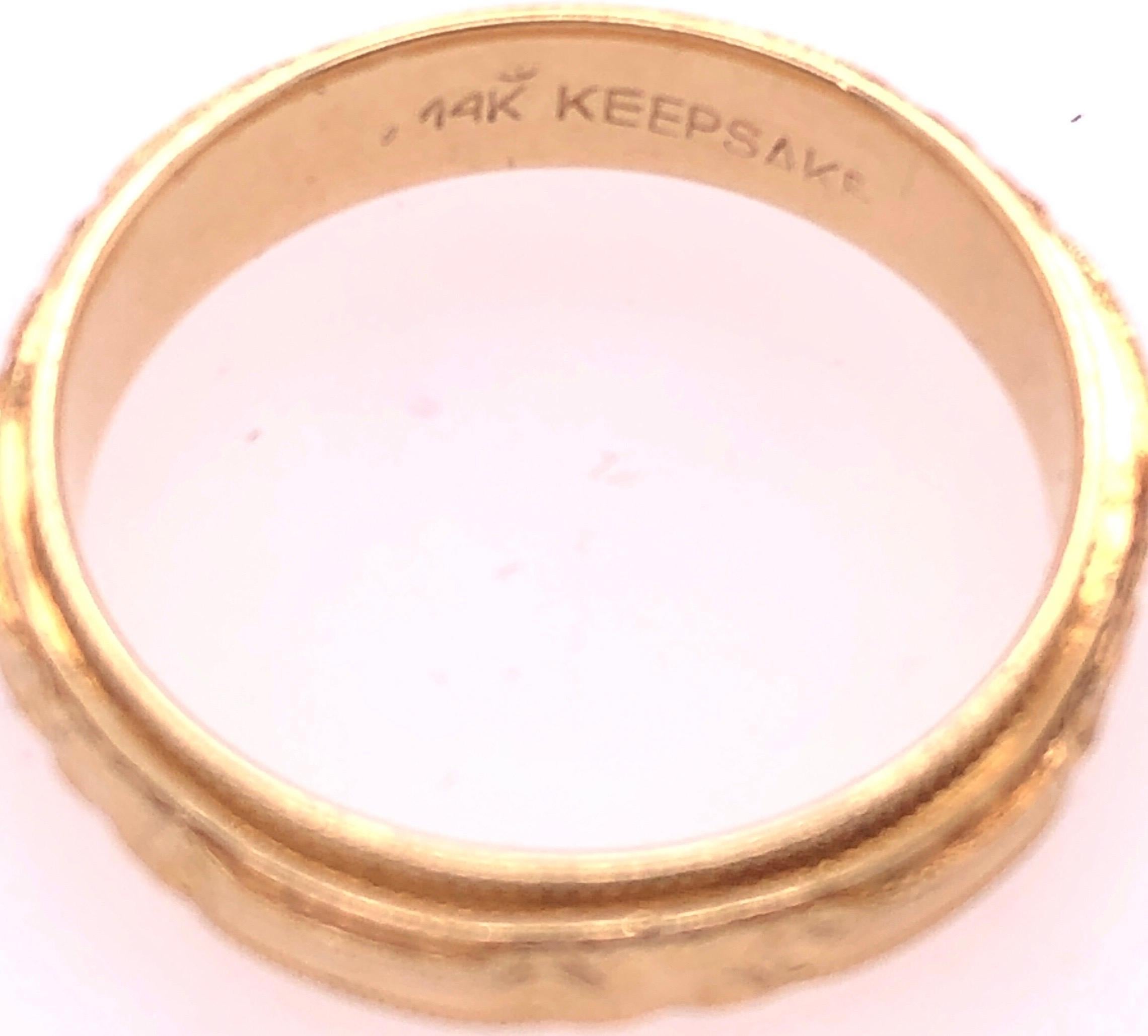 Anneau de mariage en or jaune 14 carats / anneau à design continu Bon état - En vente à Stamford, CT