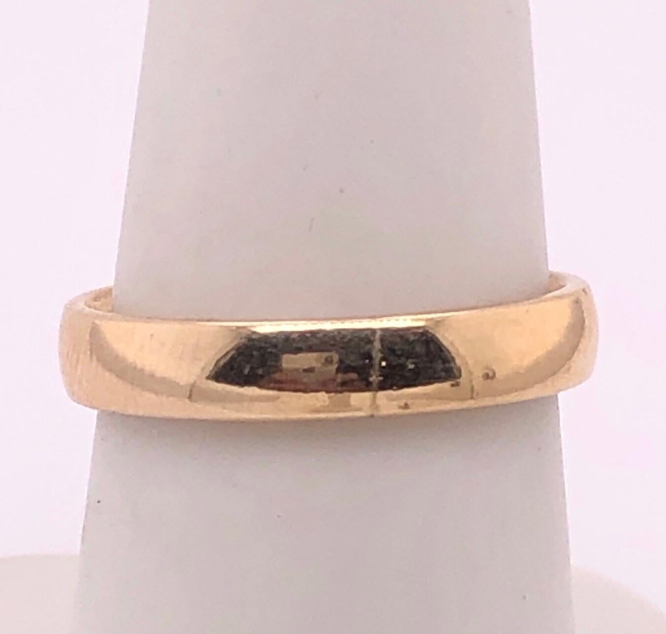 14 Karat Yellow Gold Wedding Ring  /Band Size 7.
4.2 grams total weight.