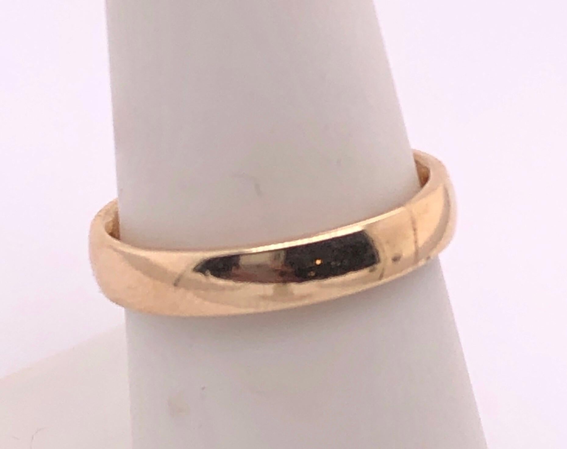 14 Karat Yellow Gold Wedding Ring / Wedding Band In Good Condition For Sale In Stamford, CT