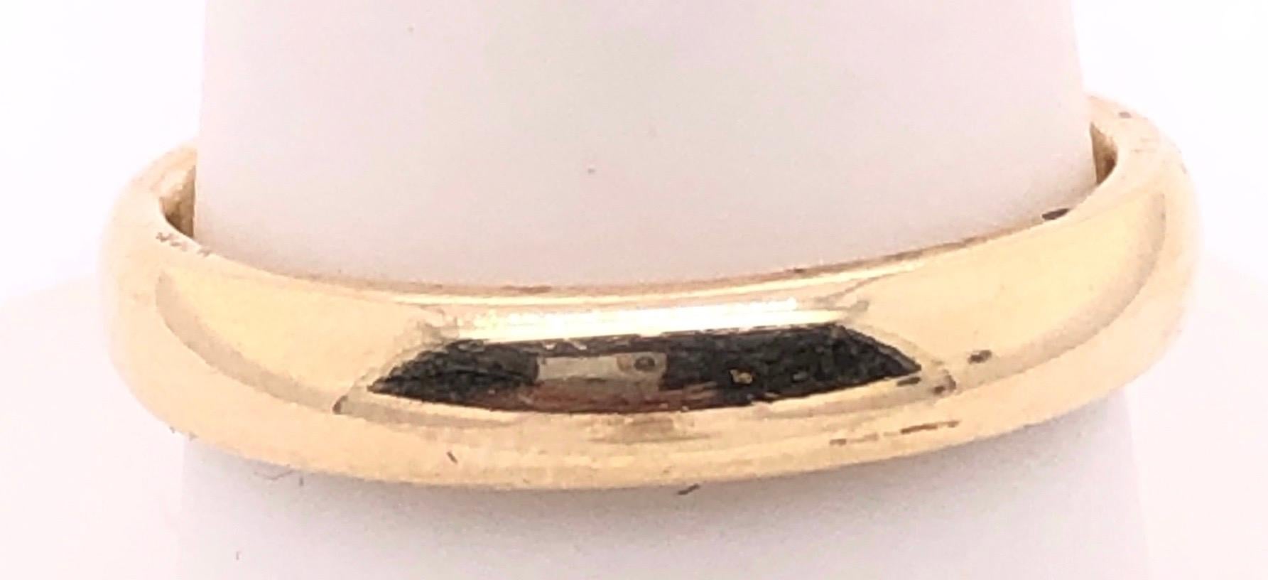 14 Karat Yellow Gold Wedding Ring/Band Size 8.5.
4.5 grams total weight.