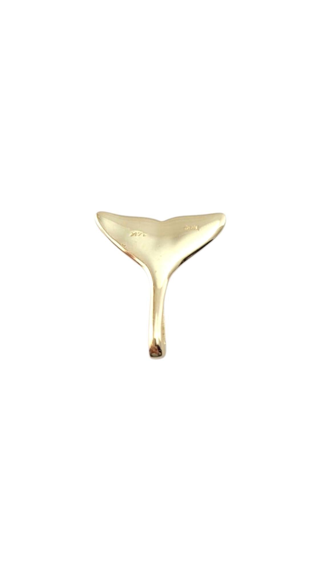 14 Karat Gelbgold Walschwanz Charme-

Dieser Anhänger aus 14 Karat Gelbgold mit Walschwanz ist ein atemberaubendes Symbol für Stärke, Freiheit und die Schönheit des Ozeans. Mit ihrem schlanken Design und der polierten Oberfläche ist sie das perfekte