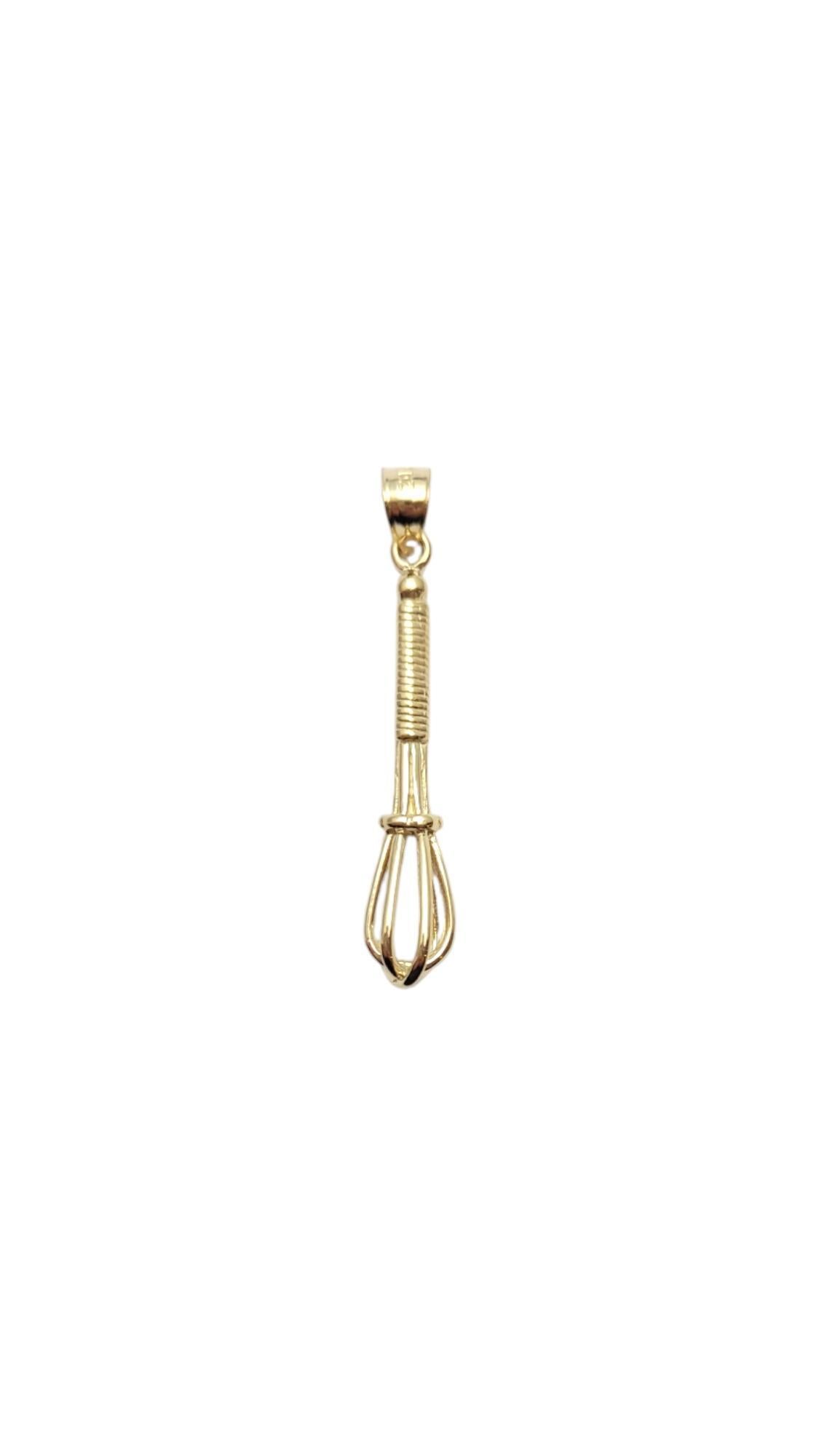 Charm en or jaune 14K pour le fouet -

Cette breloque de fouet en or jaune 14 carats présente des détails complexes et une finition polie, ajoutant une touche d'élégance et de flair culinaire à tout collier ou bracelet. Parfait pour les amateurs de