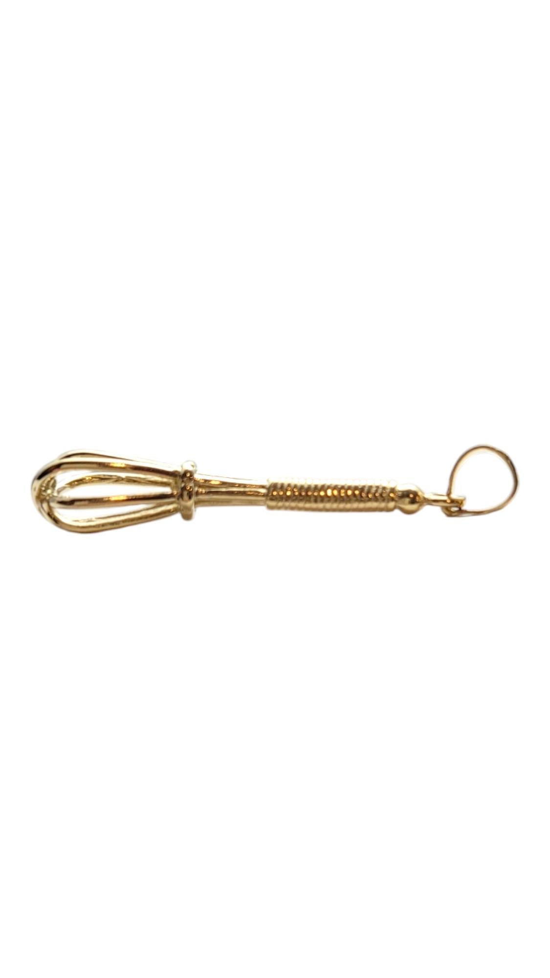 Charm en or jaune 14 carats avec un fouet #20736 en vente 2