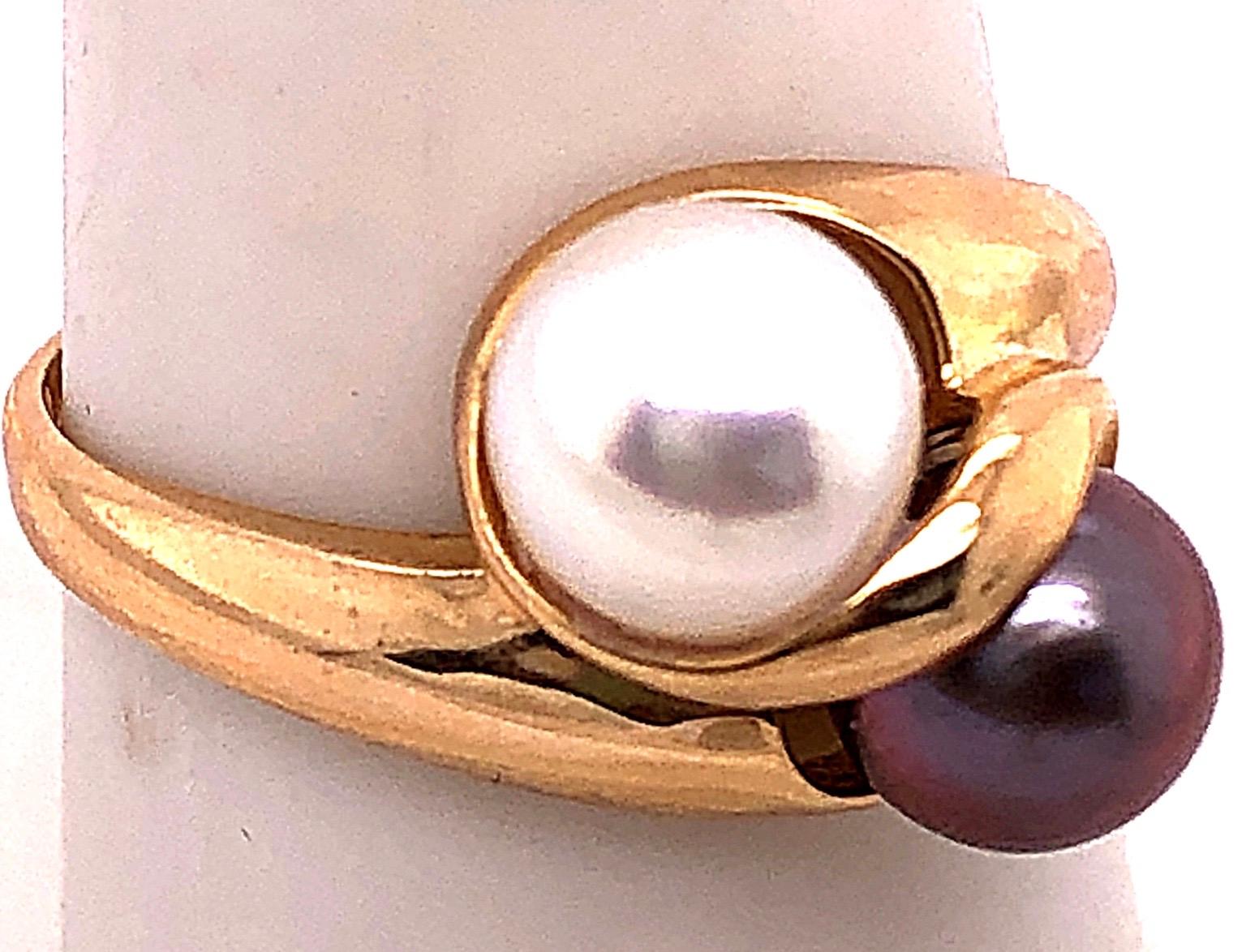 14 Karat Yellow Gold White and Black Pearl Free Form Ring
2 piece cultured pearls 6.00 by 6.00 mm
Size 9.5
4 grams total weight.