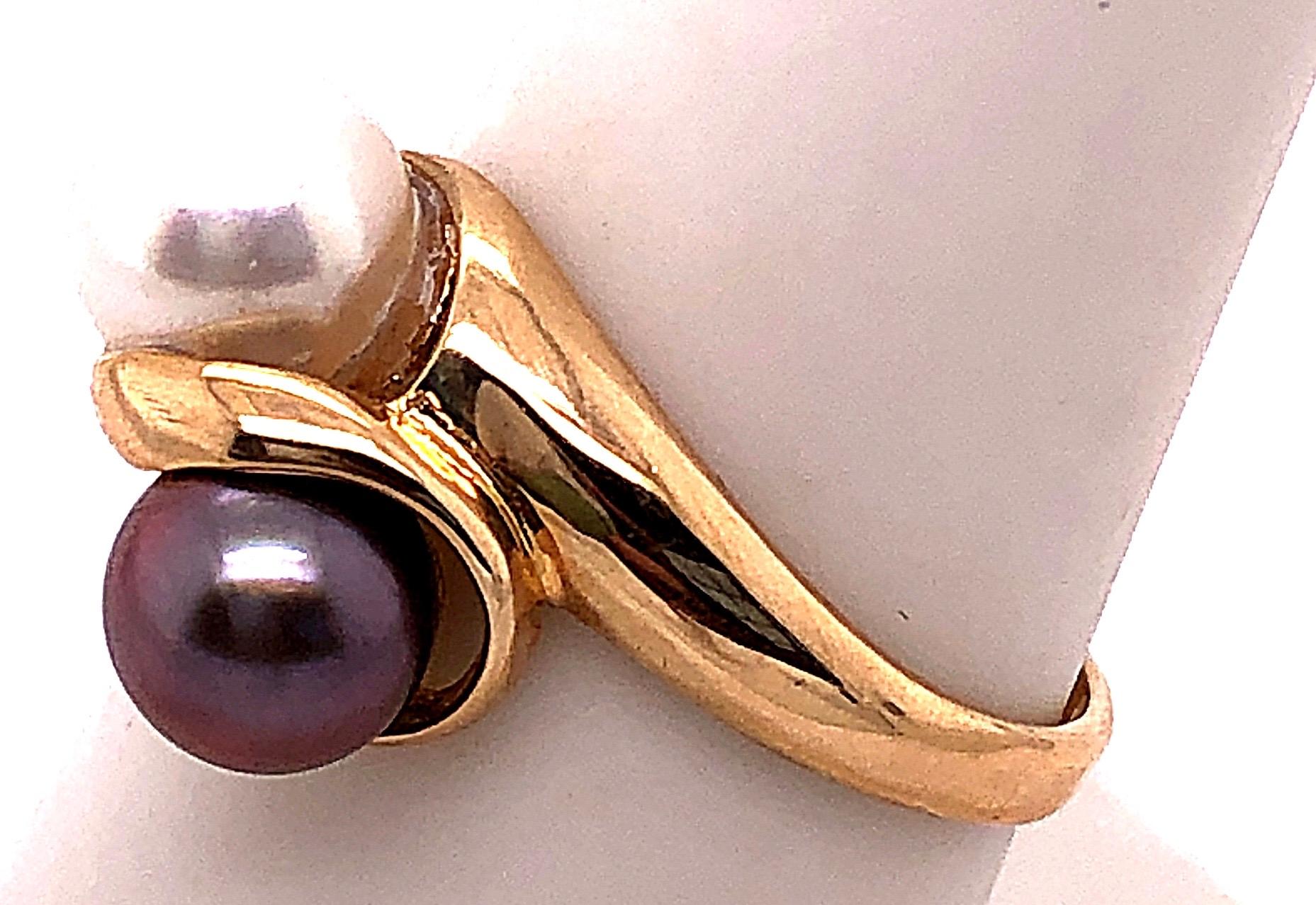 Round Cut 14 Karat Yellow Gold White and Black Cultured Pearl Free Form Ring For Sale