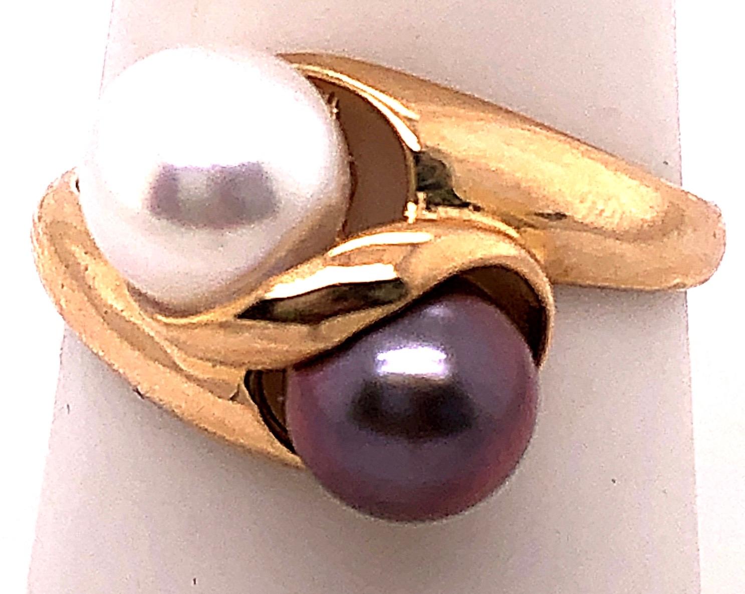 14 Karat Yellow Gold White and Black Cultured Pearl Free Form Ring In Good Condition For Sale In Stamford, CT