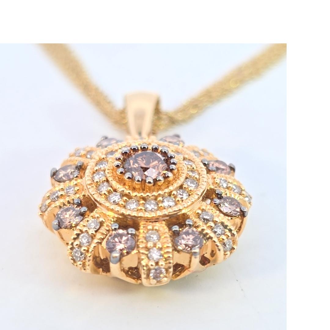 Ce charmant pendentif polyvalent comporte 0,73 carats de diamants bruns et 0,20 carats de diamants blancs et est suspendu à une chaîne triple en or 14 carats.  La chaîne triple mesure 17 pouces.

