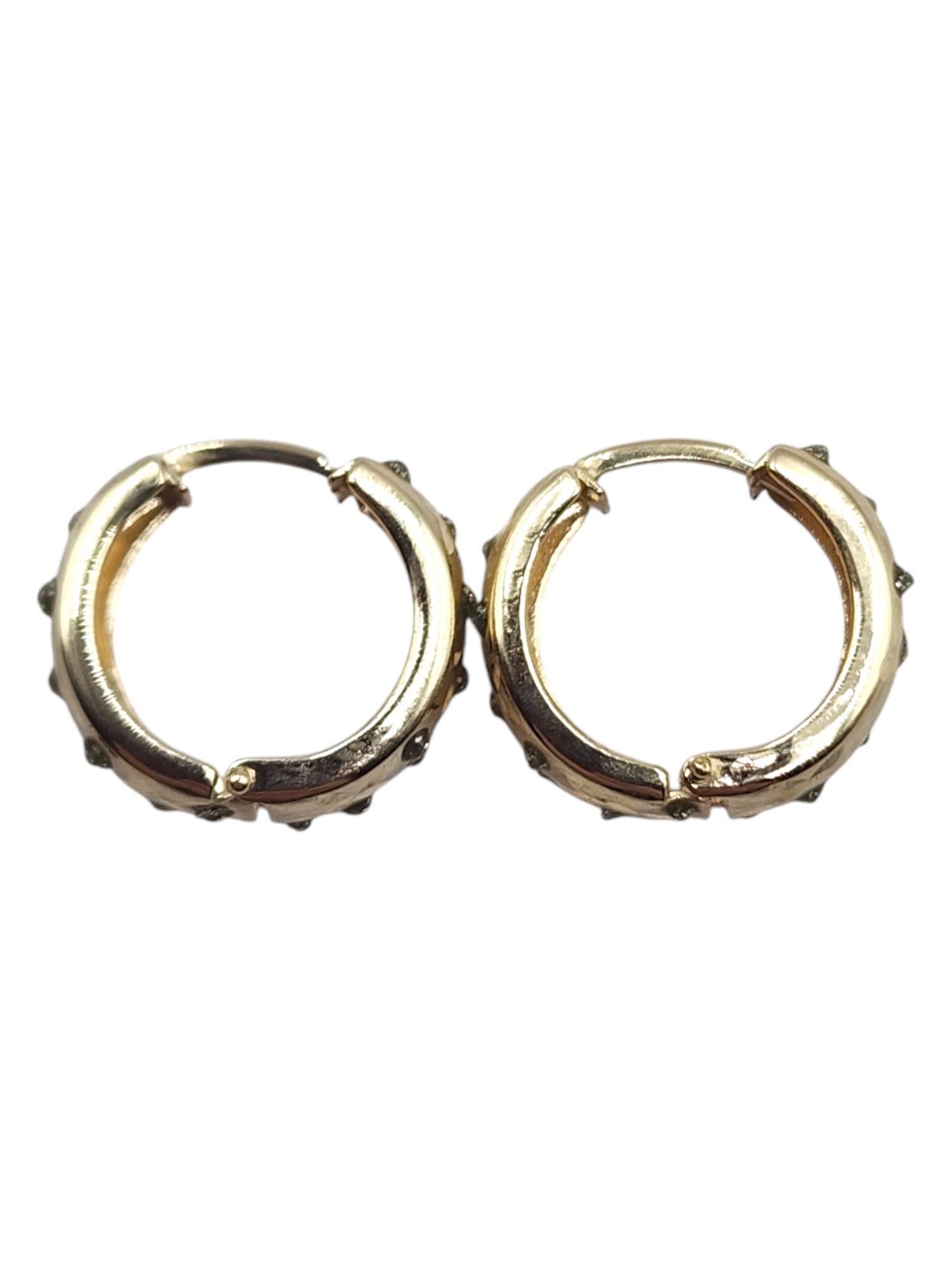 Boucles d'oreilles en or jaune 14 carats à large cercle et à diamant taillé

Ces boucles d'oreilles à large cercle, magnifiquement détaillées, ont été méticuleusement fabriquées en or jaune 14 carats.

Taille : 15.62mm X 17.16mm X 6.16mm

Poids :