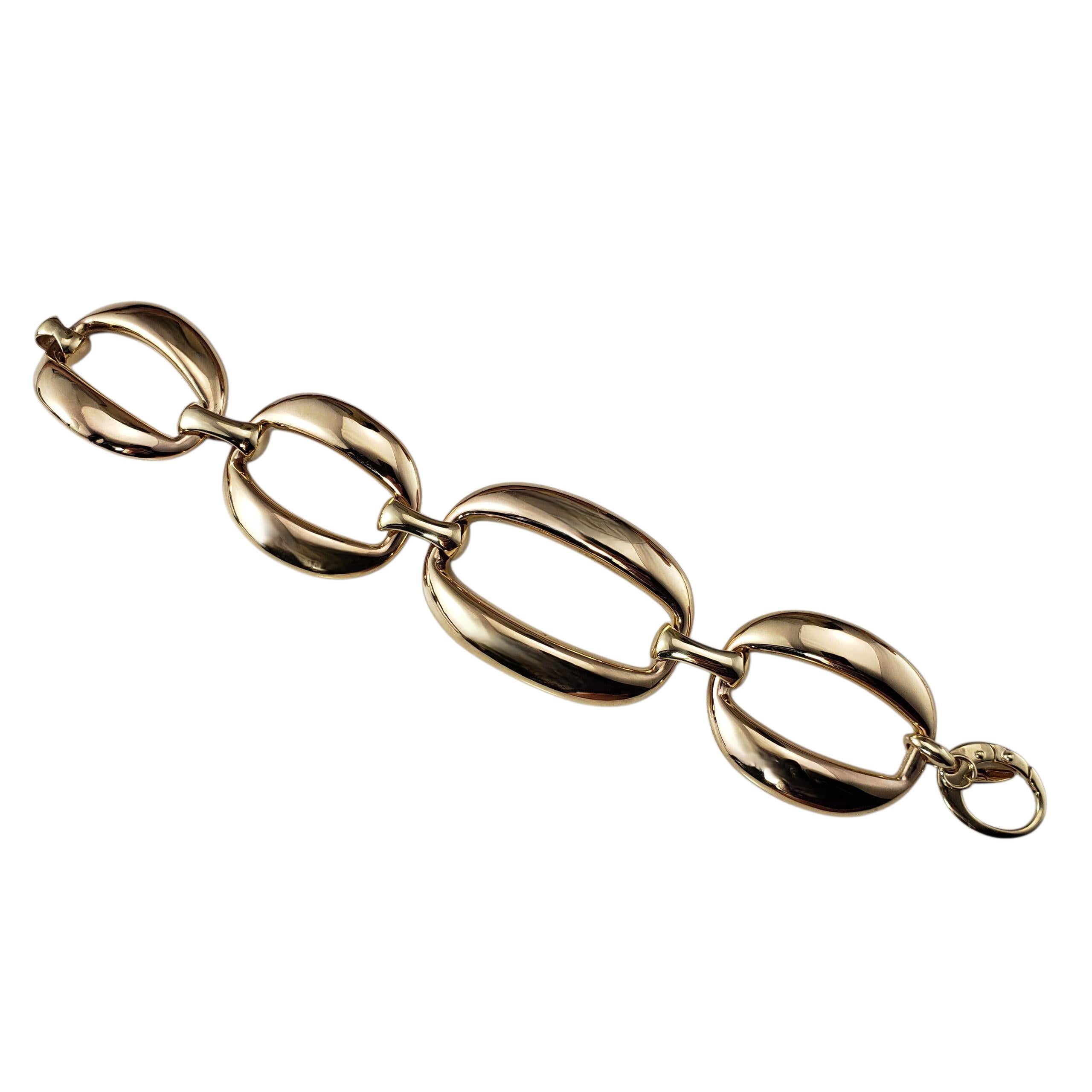 Bracciale a maglie larghe in oro giallo 14 carati...

Attira l'attenzione con questo straordinario bracciale in oro giallo 14K con maglie ovali oversize e lucidissime che emanano lusso e sicurezza. La maglia più grande misura ben 47 mm. x 32 mm. ed