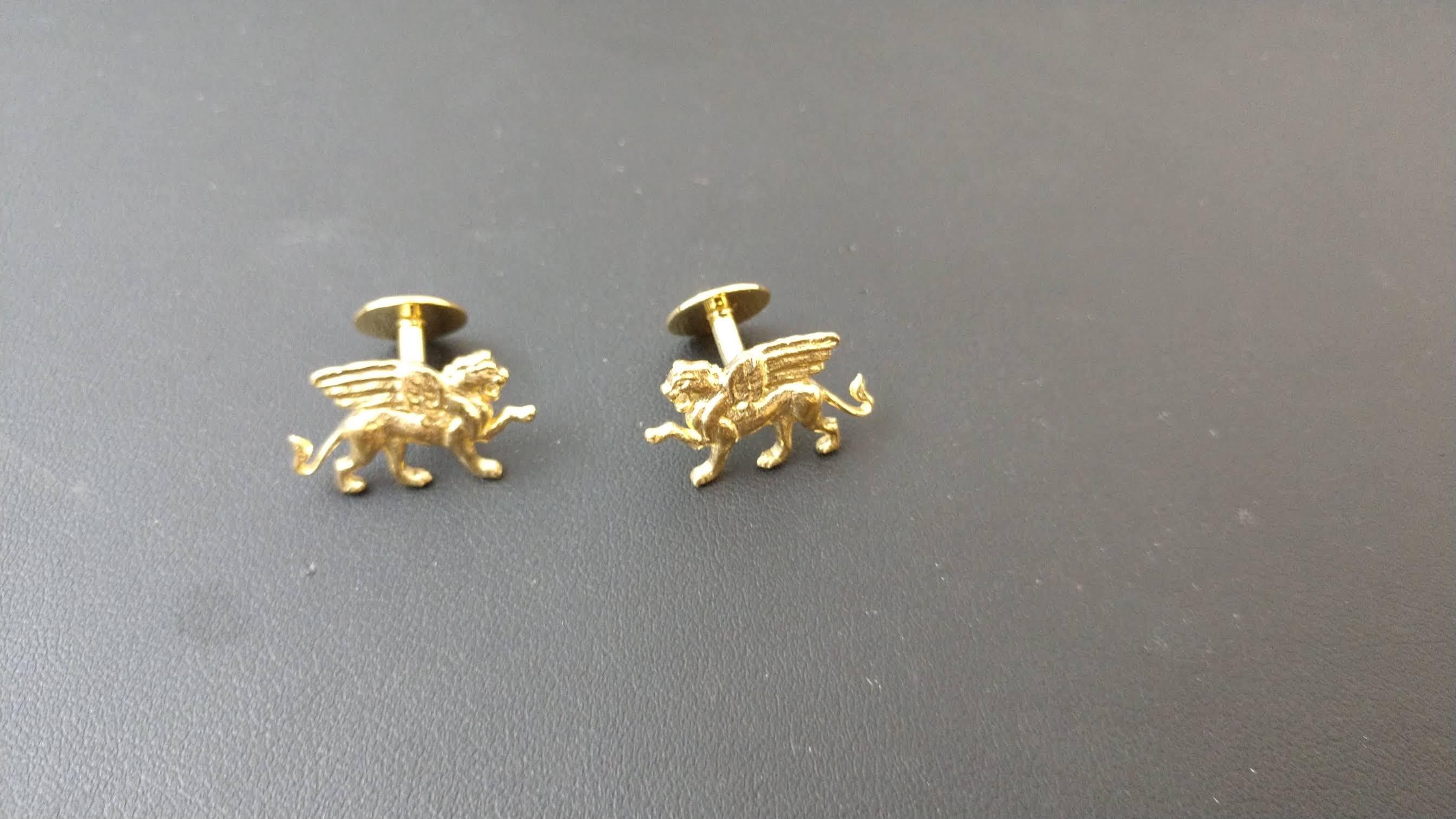 14 Karat Yellow Gold Winged Griffin Cufflinks In New Condition For Sale In New York, NY