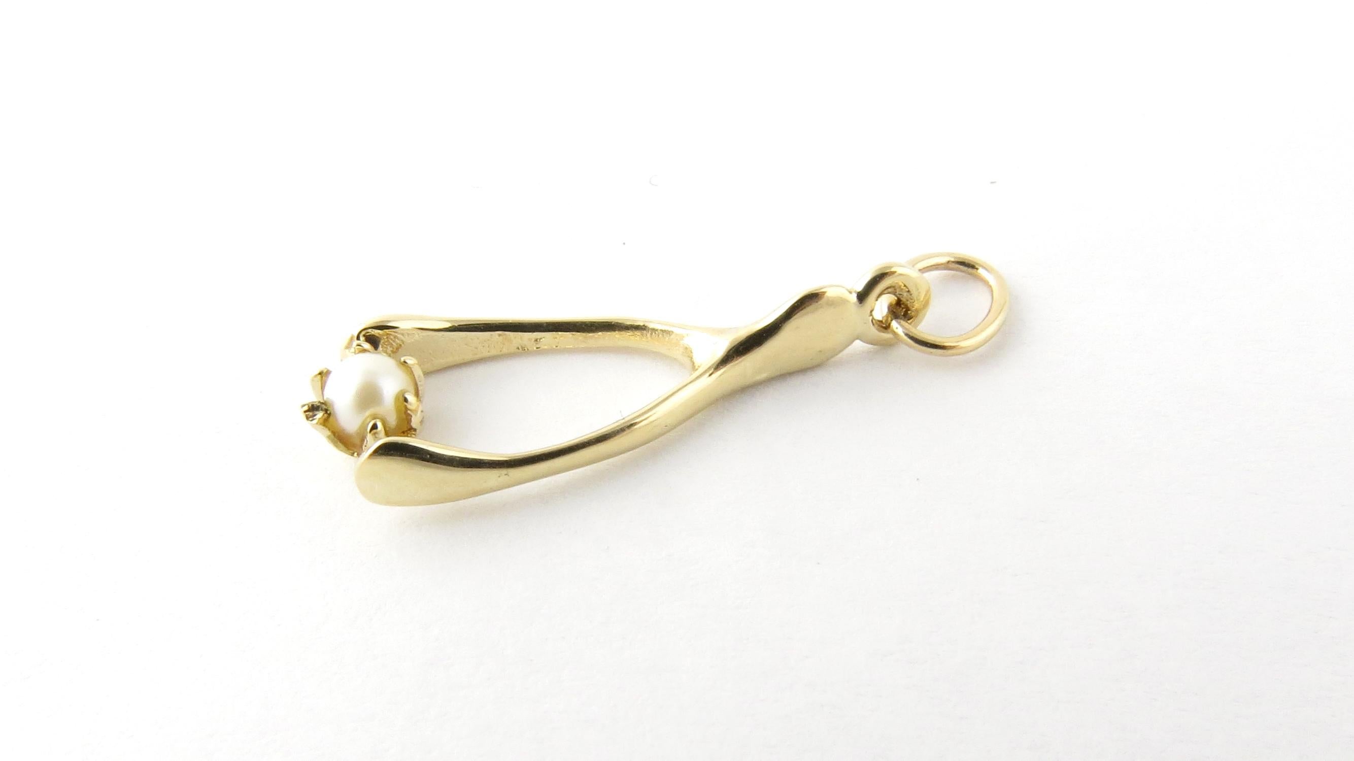 Vintage 14 Karat Yellow Gold Wishbone Charm

Make a wish!

This lovely charm features a miniature wishbone accented with one 4 mm pearl.

Size: 23 mm x 8 mm

Weight: 0.5 dwt. / 0.9 gr.

Stamped: 14K

Very good condition, professionally polished.